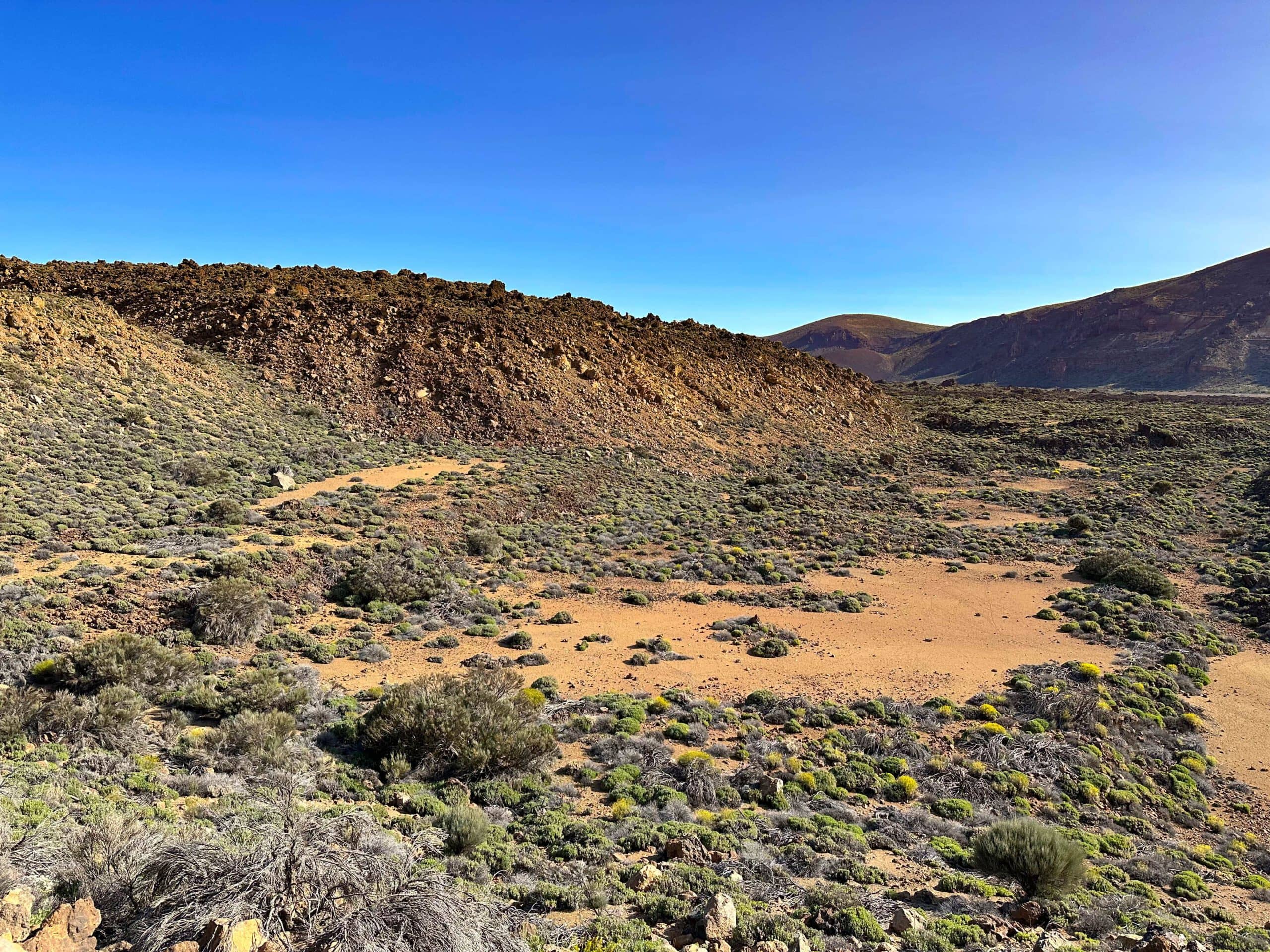 Vista desde la ruta de senderismo por debajo del Mirador Minas de San José hacia la ruta de senderismo Siete Cañadas