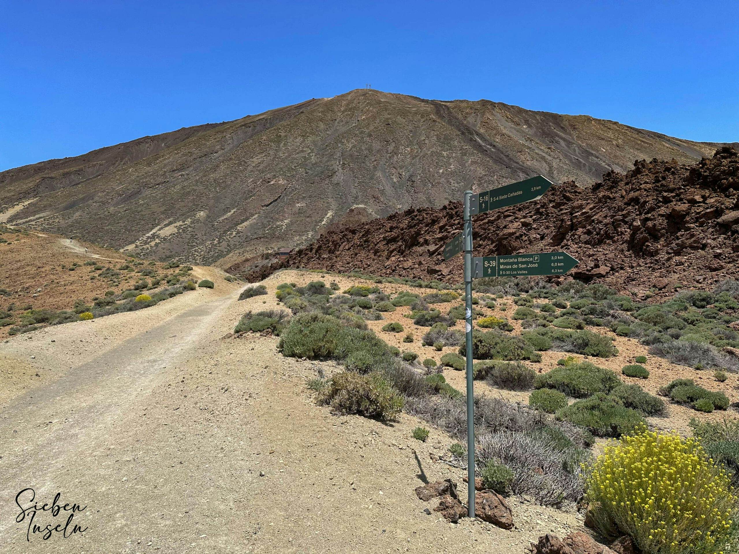 Hiking junction before Teide junction S-39 from S-16