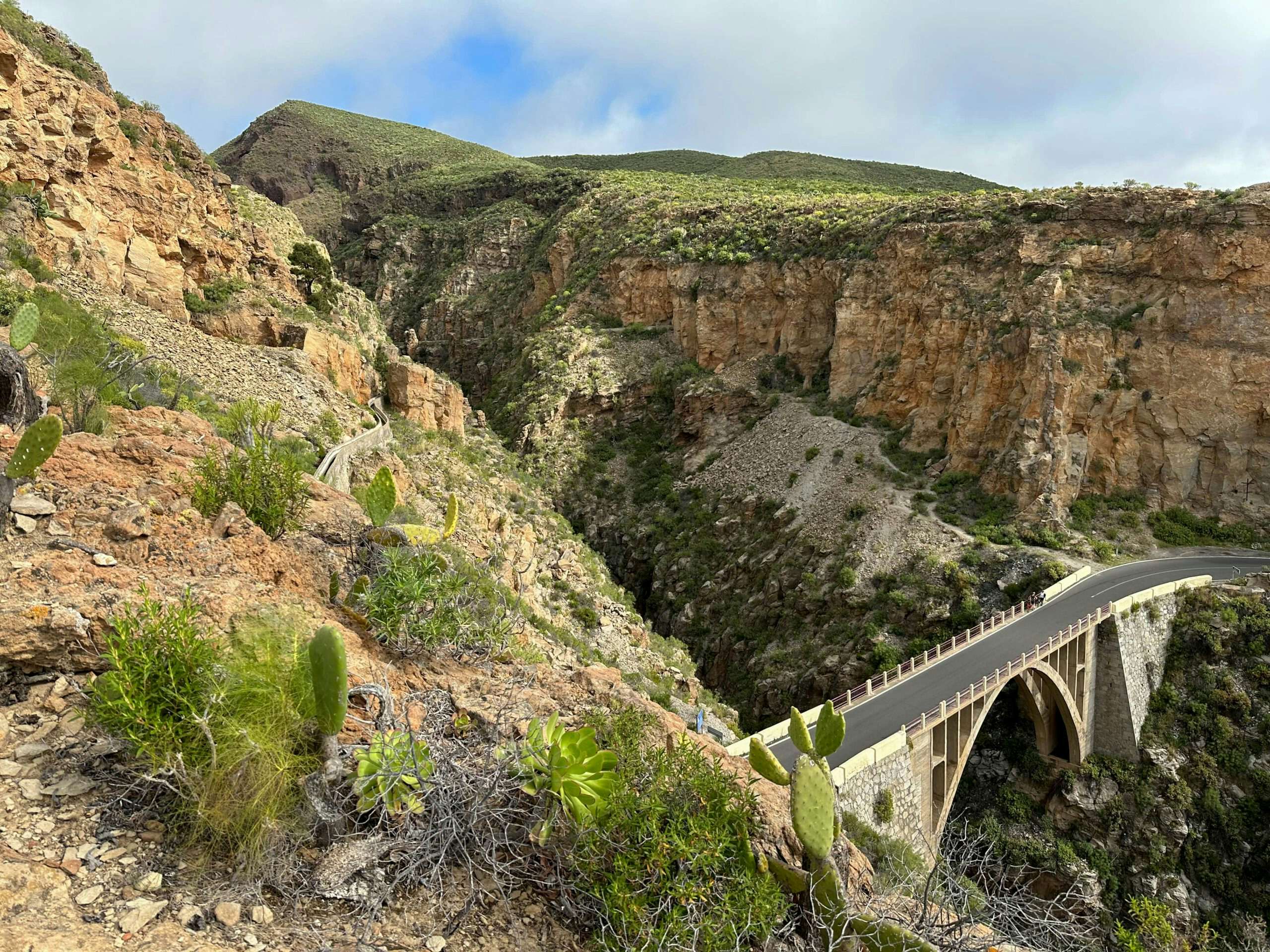 Blick vom Aufstiegsweg unterhalb El Frontón auf die Brücke über den Barranco de La Orchilla