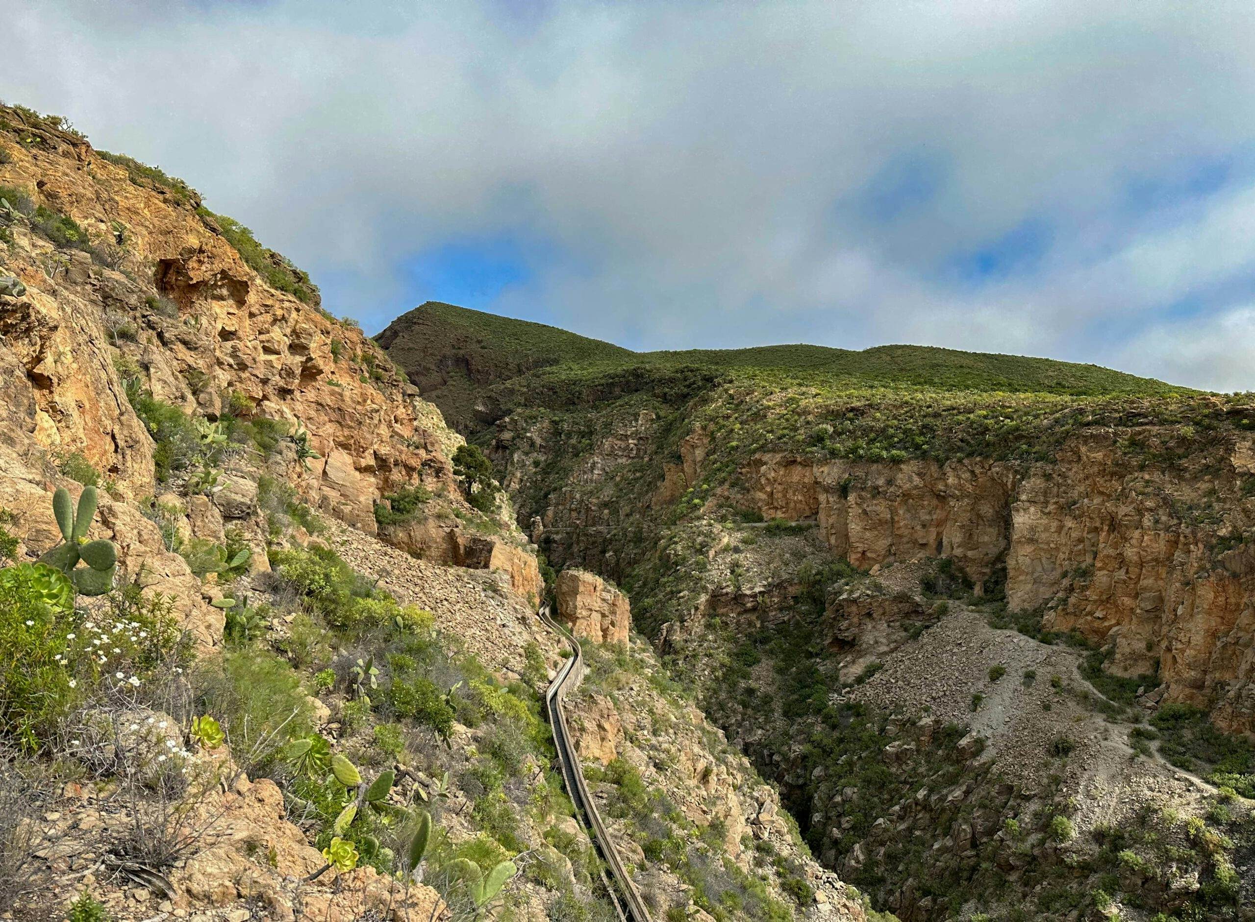 Blick vom Aufstiegsweg unterhalb El Frontón auf den Barranco de La Orchilla mit Wasserkanal