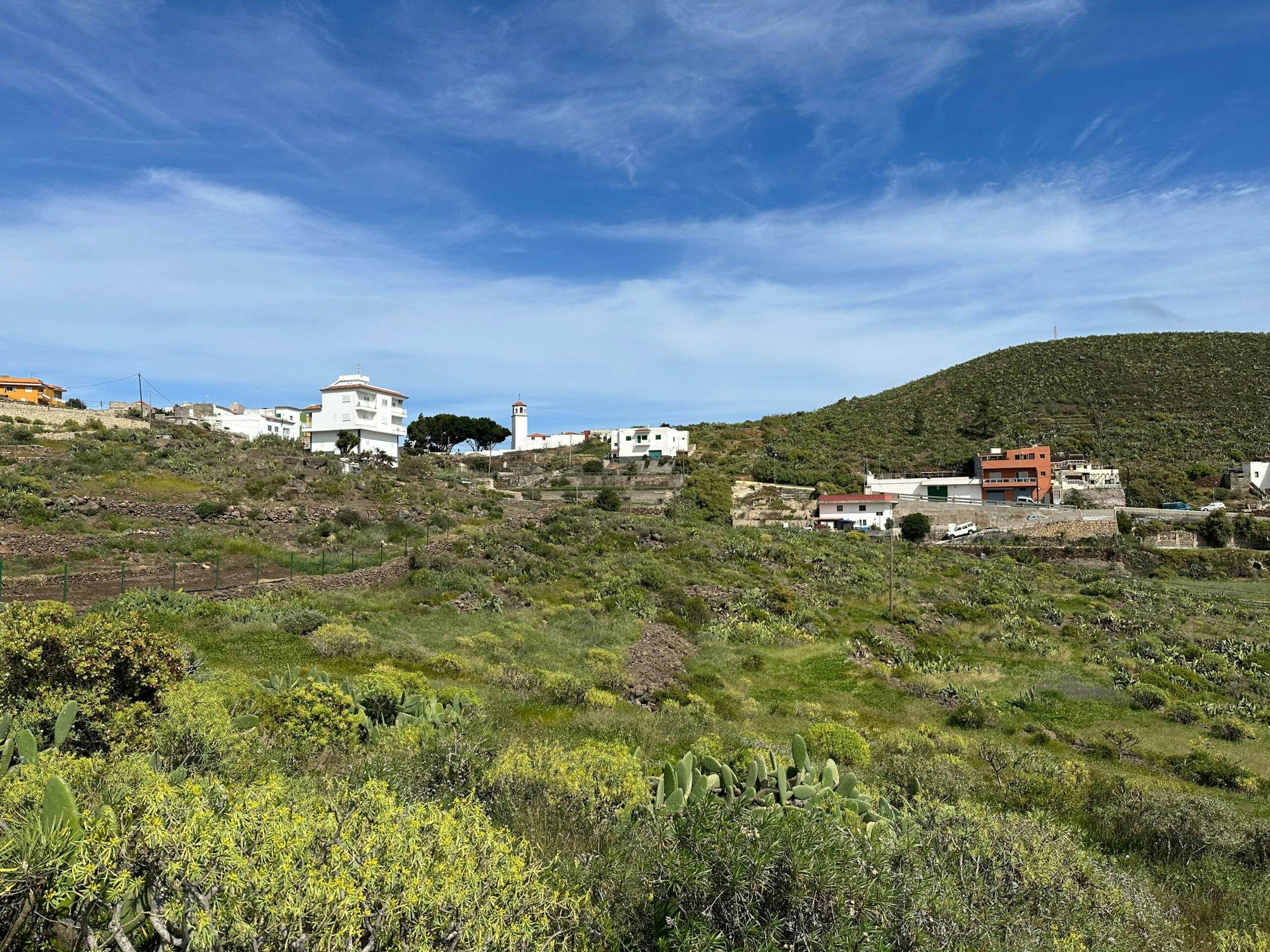 Blick vom Wanderweg zurück auf den kleinen Weiler Chiñama