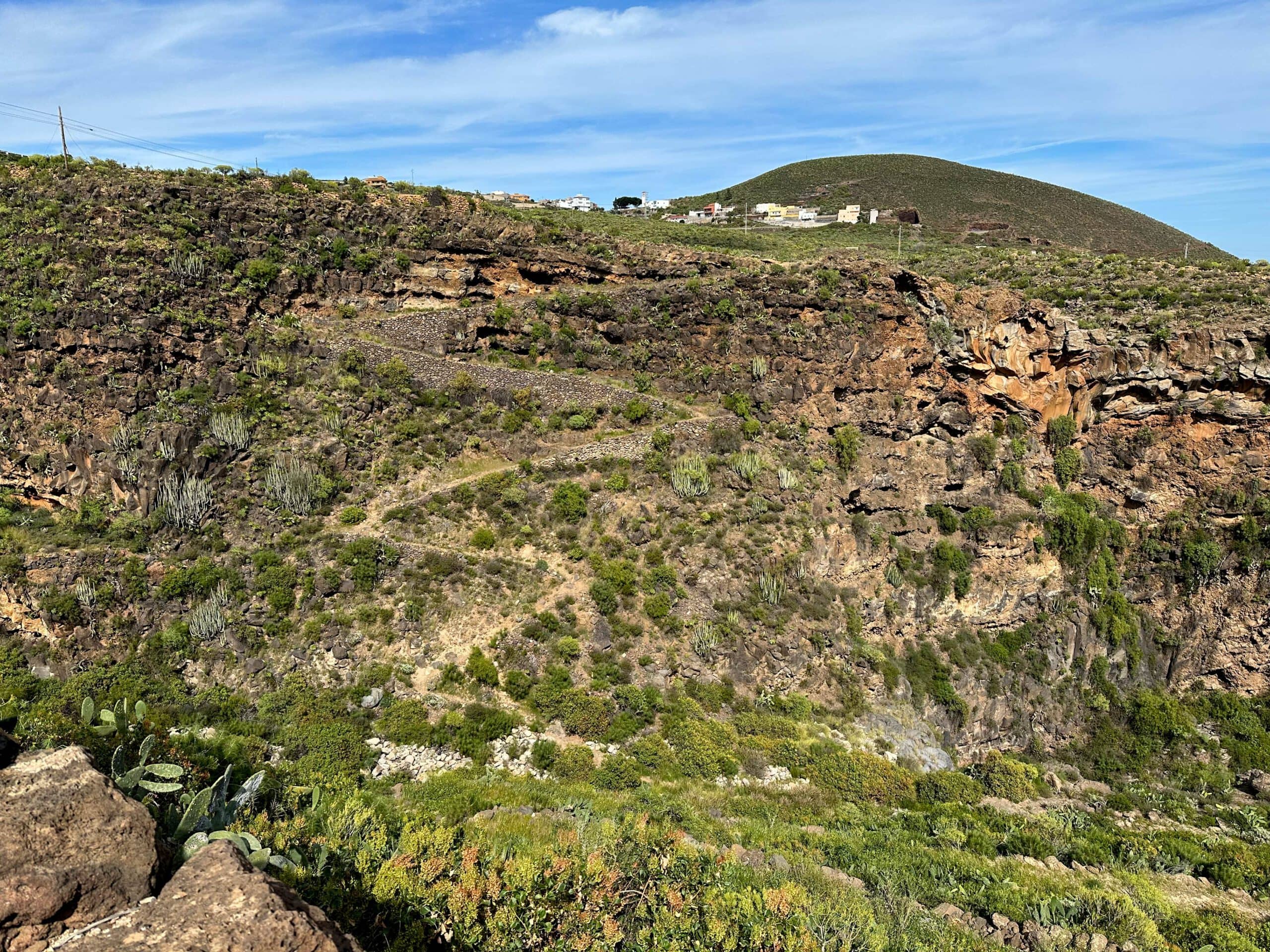 Ruta de senderismo por el Barranco de La Orchilla con la pedanía de Chiñama al fondo