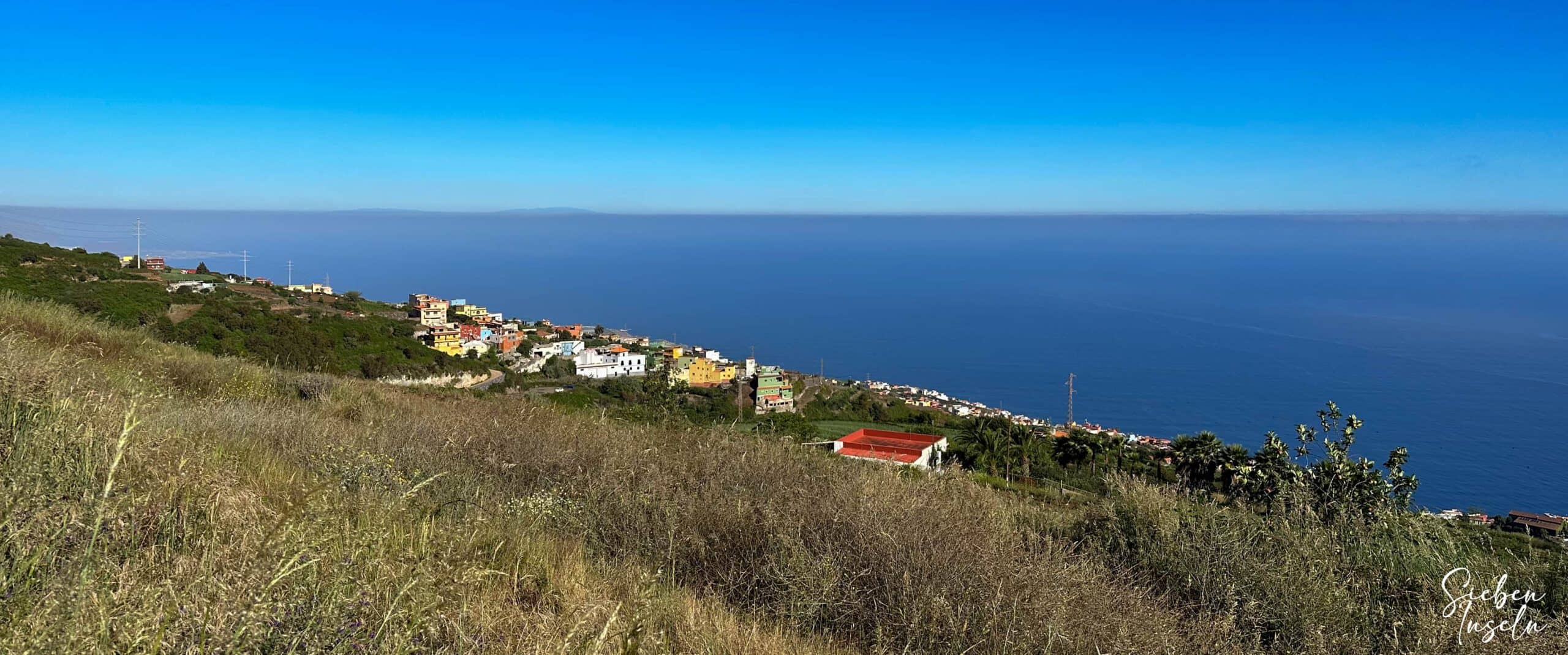 Vista desde la ruta de senderismo detrás del Mirador de La Corona hacia la costa y La Palma