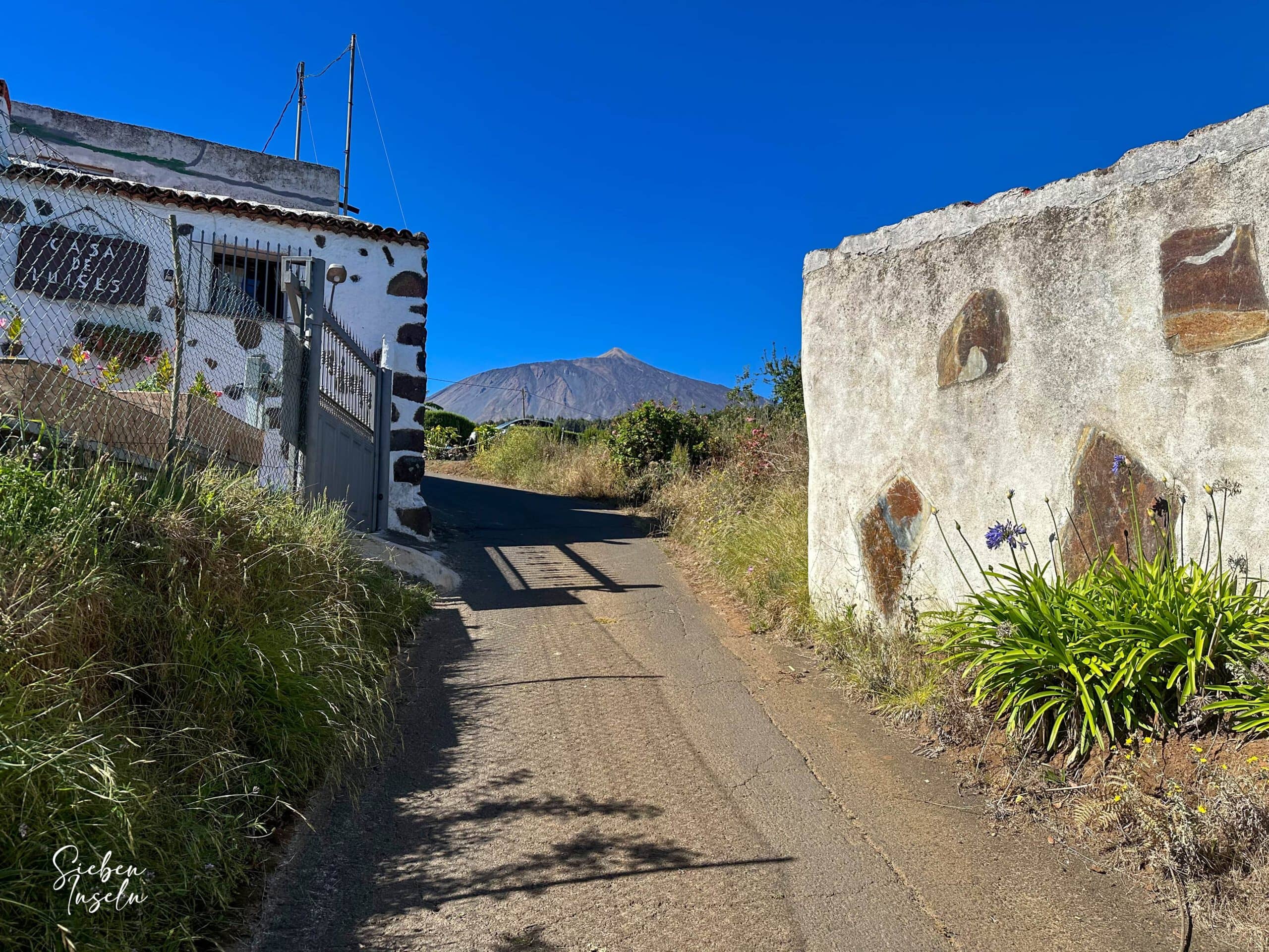 The ascent path begins between these houses and branches off from the TF-344 road past the Casa Rural.