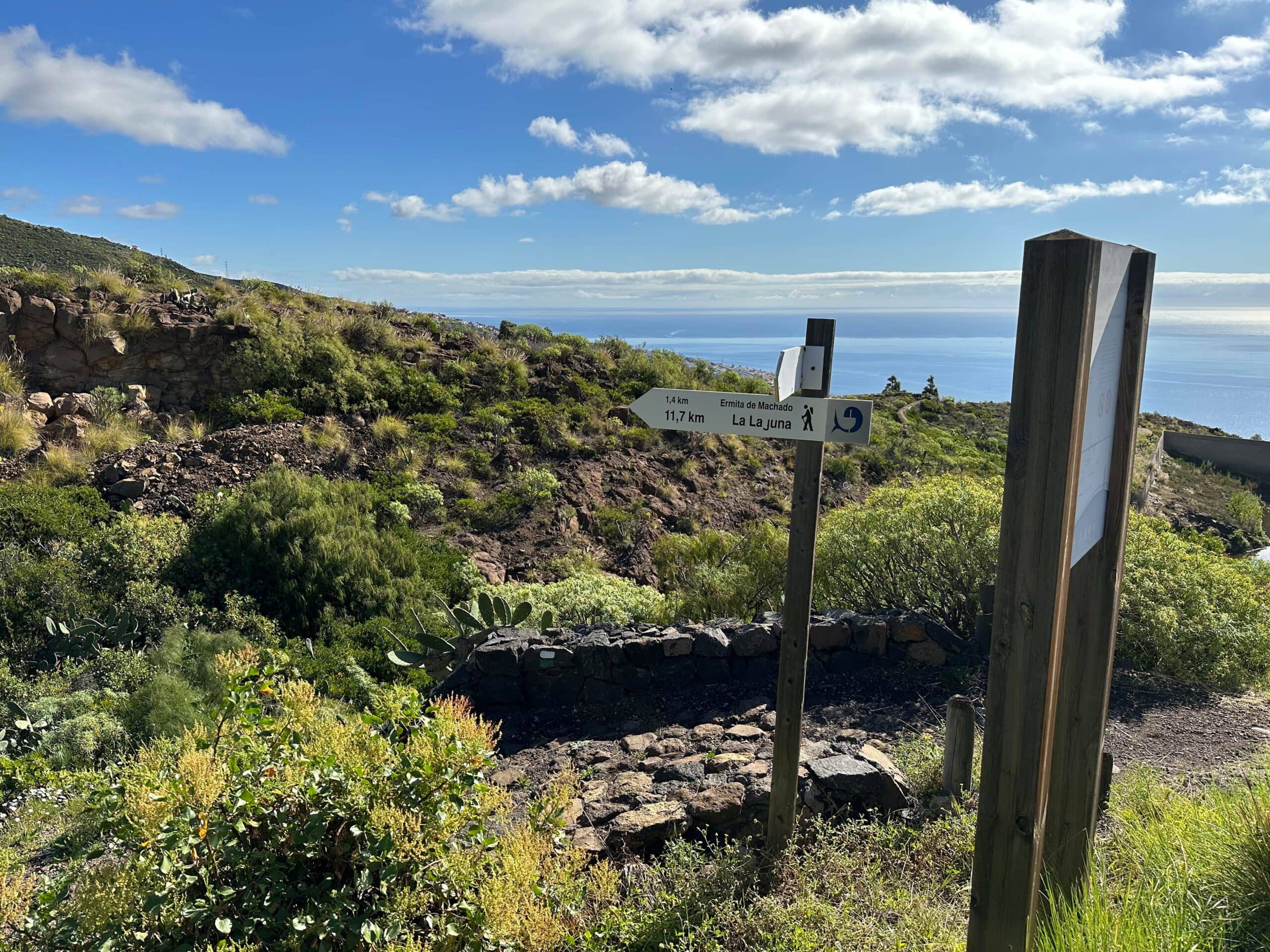 Inicio de la ruta de senderismo alrededor de Barranco Hondo y camino a La Laguna