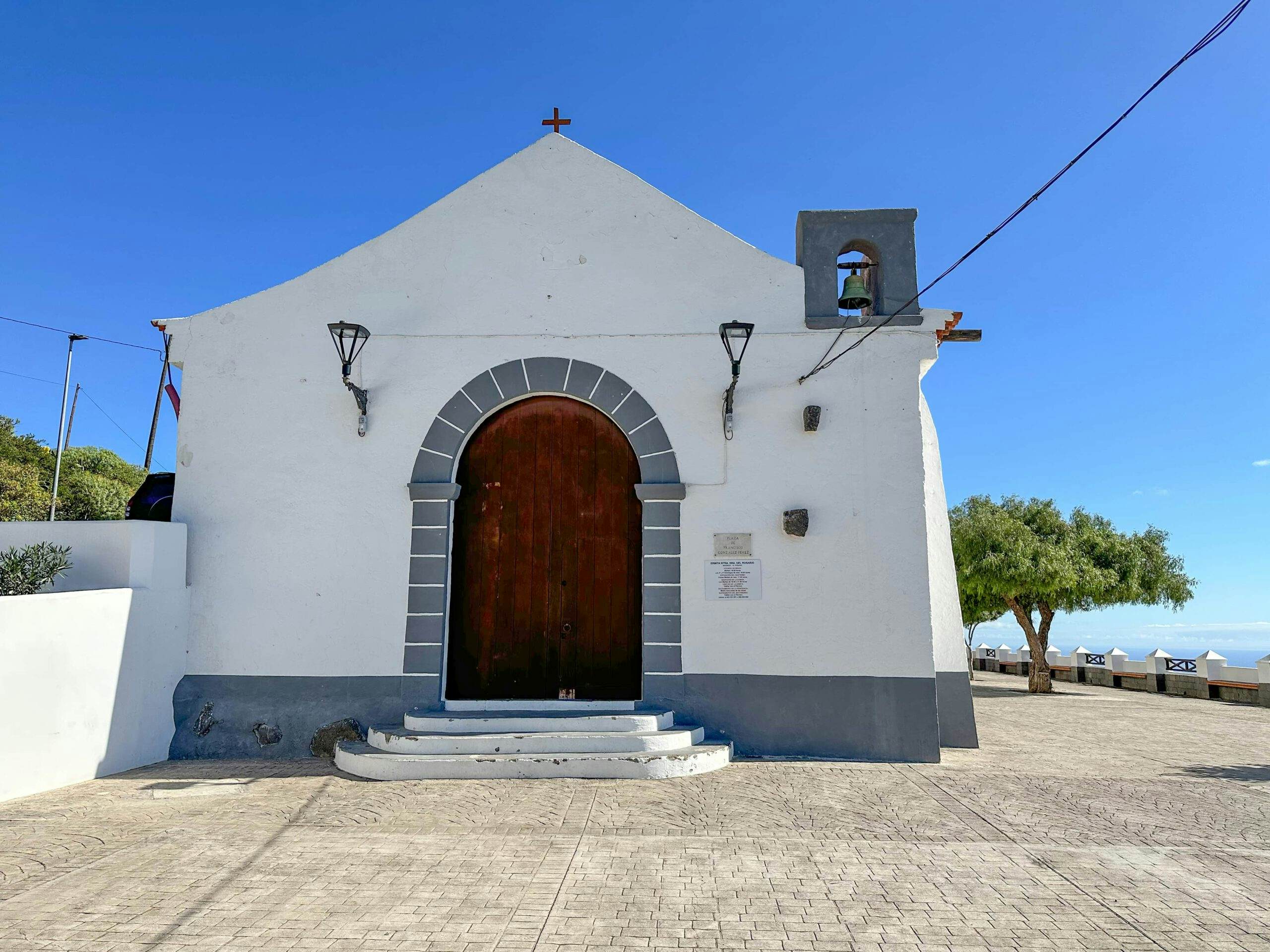Ermita del Rosario - gute Aussicht auf die Ostküste von Teneriffa - hier zweigt der Wanderweg nach links bergauf am Barranco del Rosario ab