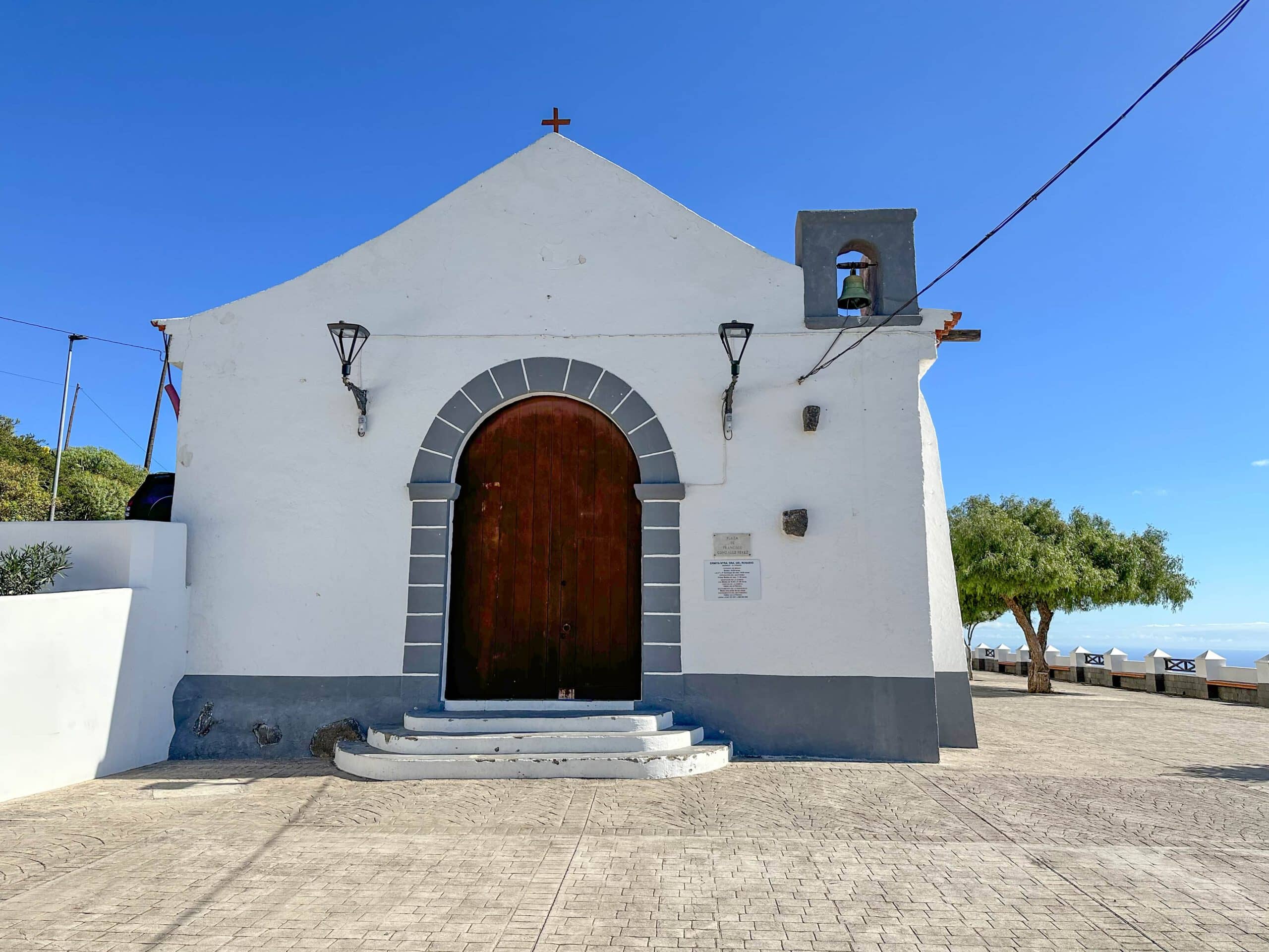 Ermita del Rosario - buena vista de la costa este de Tenerife - aquí la ruta de senderismo se bifurca a la izquierda cuesta arriba en Barranco del Rosario