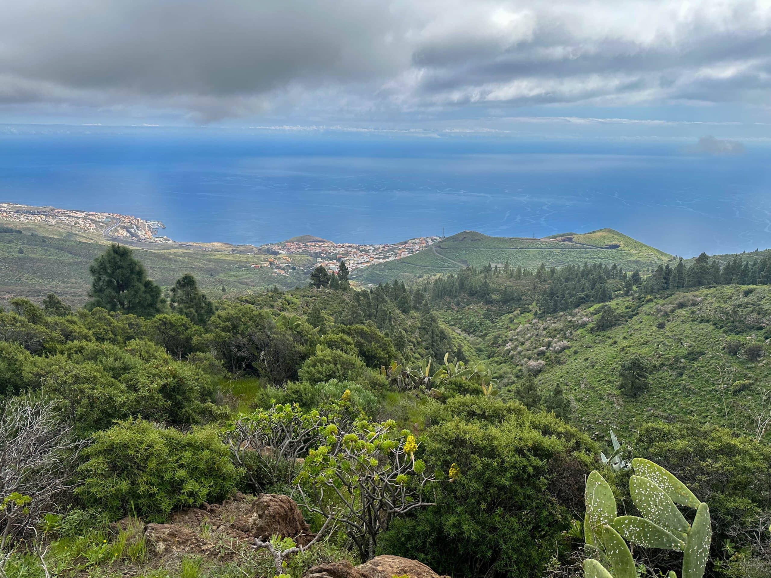 Blick vom Abstiegsweg auf den Ort Barranco Hondo