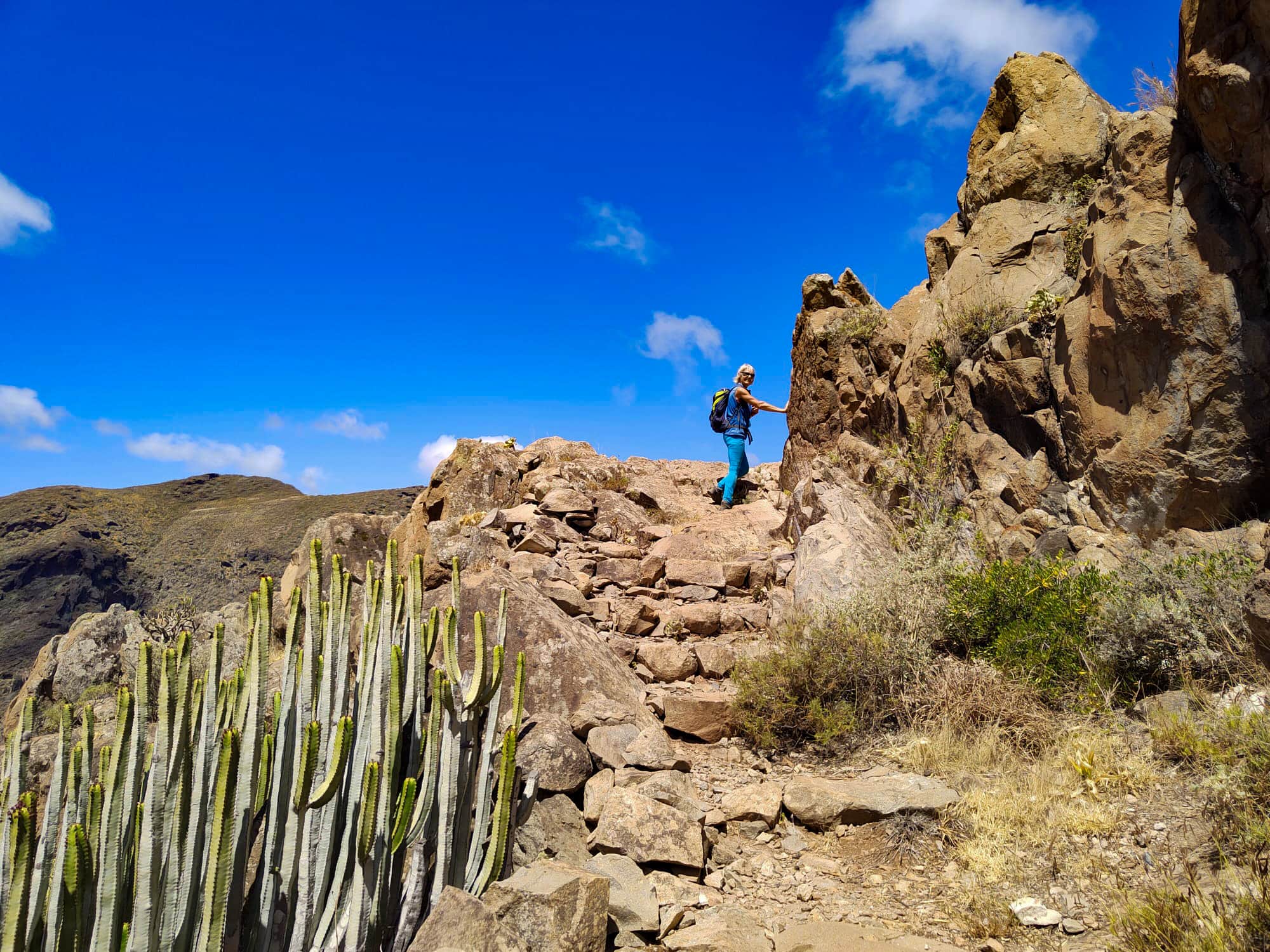 En la ruta de senderismo entre la puerta de roca y la meseta