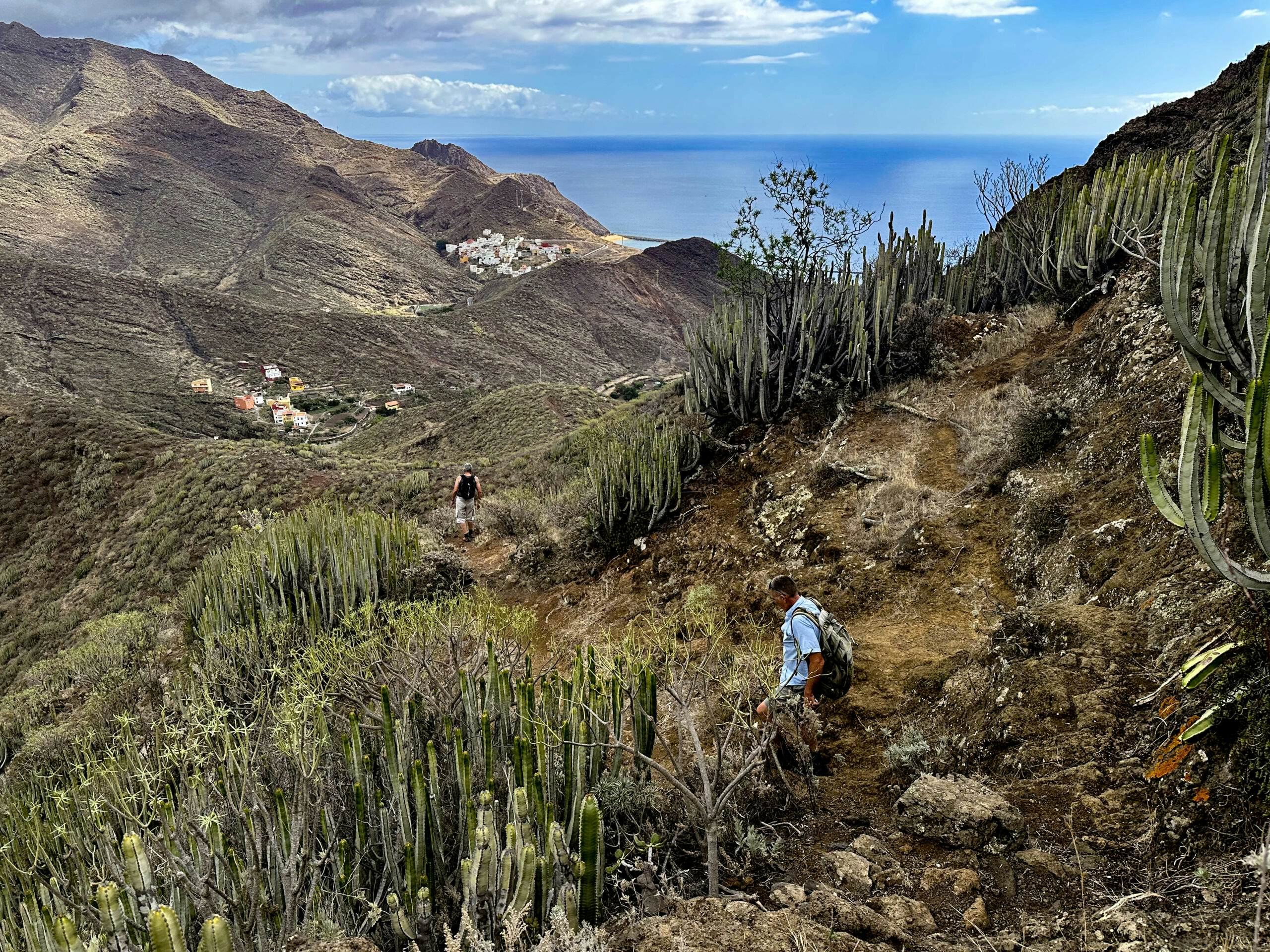 Hikers on the descent towards San Andrés