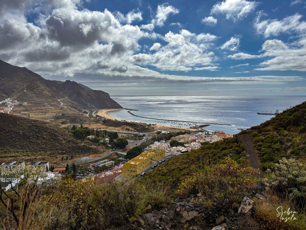 Ausblick aus der Höhe auf San Andrés, den Atlantik und das Anaga Gebirge im Hintergrund