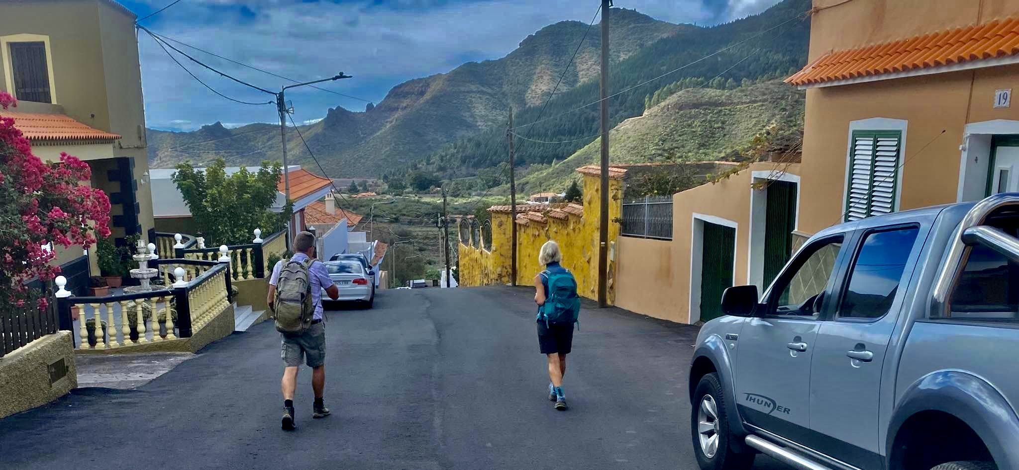 Wanderer auf dem Wanderweg durch Valle de Arriba