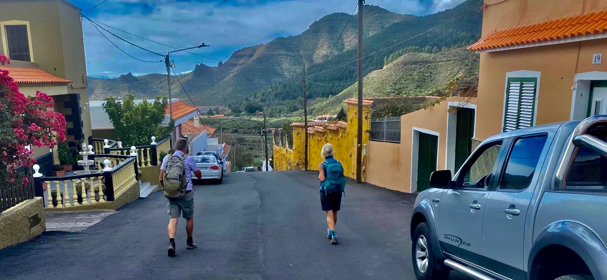 Hikers on the hiking trail through Valle de Arriba