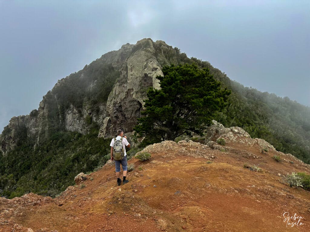 Wanderer auf dem Grat hoch über El Palmar