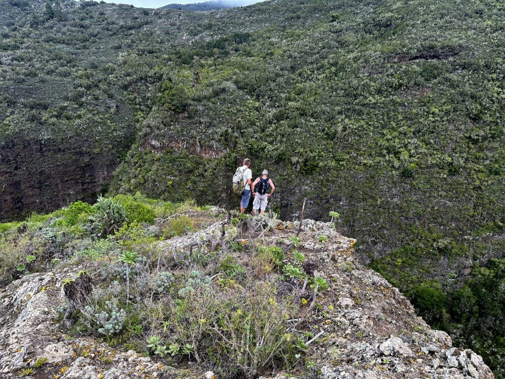 Wanderer auf dem Abstiegsweg nach Los Silos über dem Barranco de los Cochinos