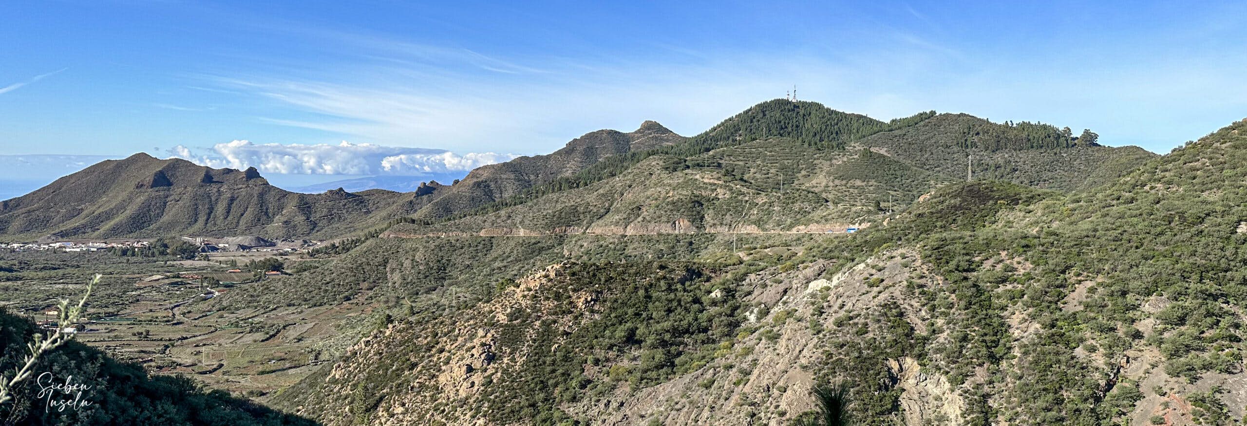 Blick vom Wanderweg zurück in Richtung Santiago del Teide und über das obere Santiago Tal