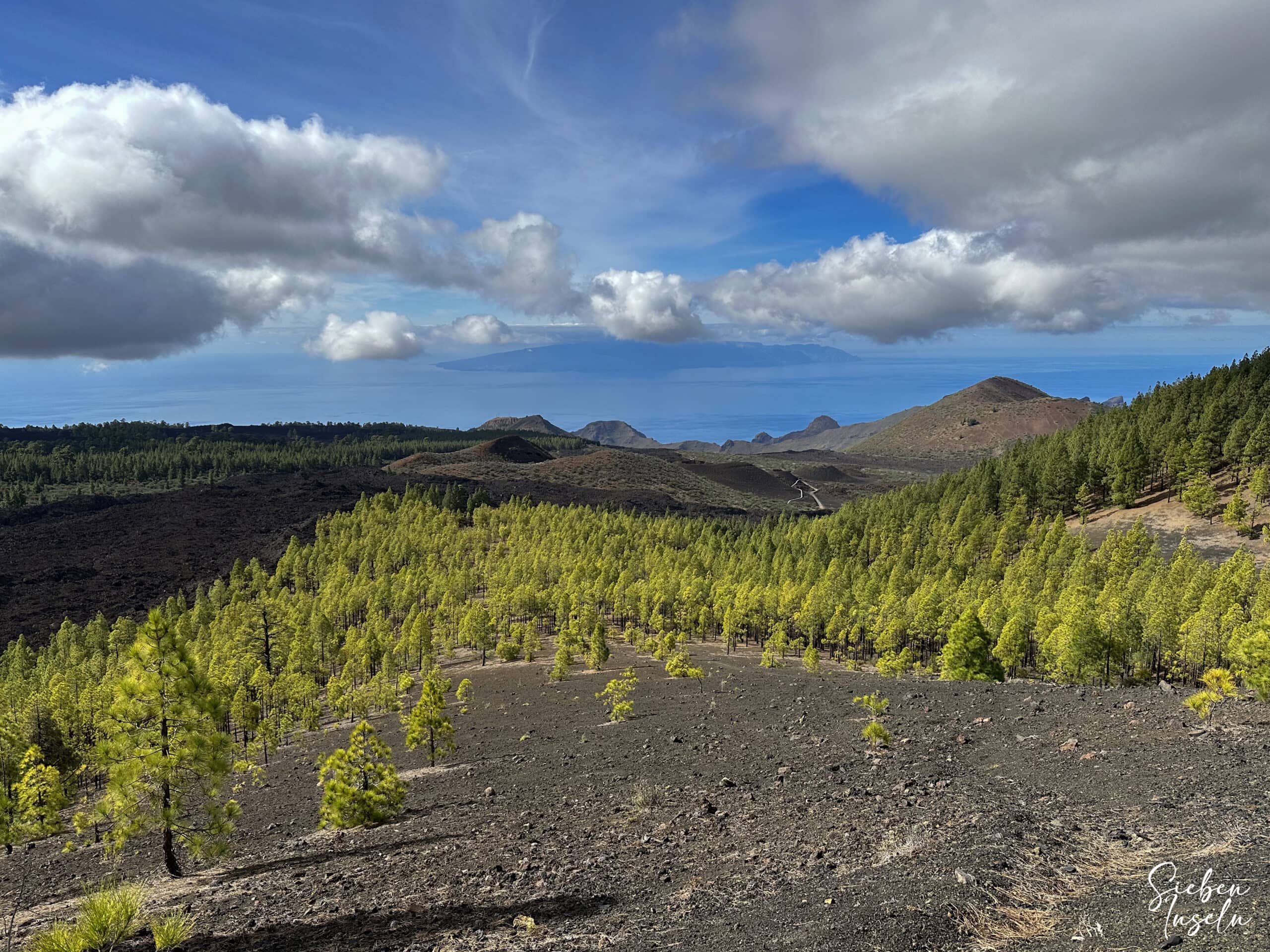 Blick von der Montaña de la Cruz auf die Nachbarinsel La Gomera