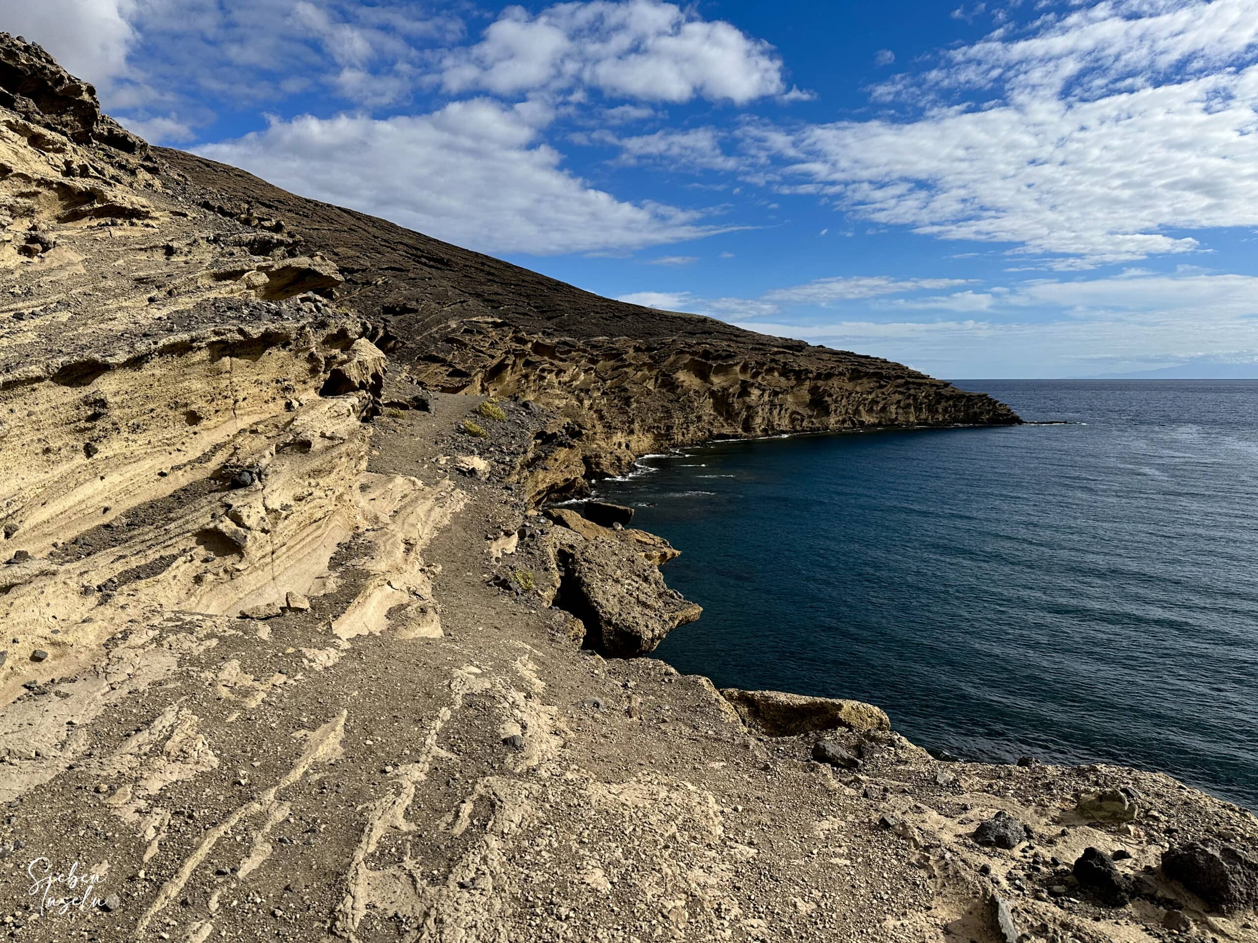 Blick vom Klippenweg über dem Strand auf die Felsenformationen