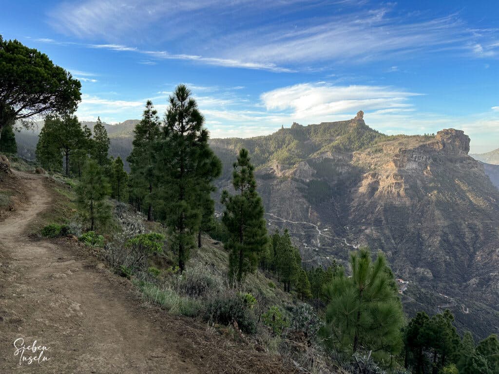 View from the hiking trail to Roque Nublo