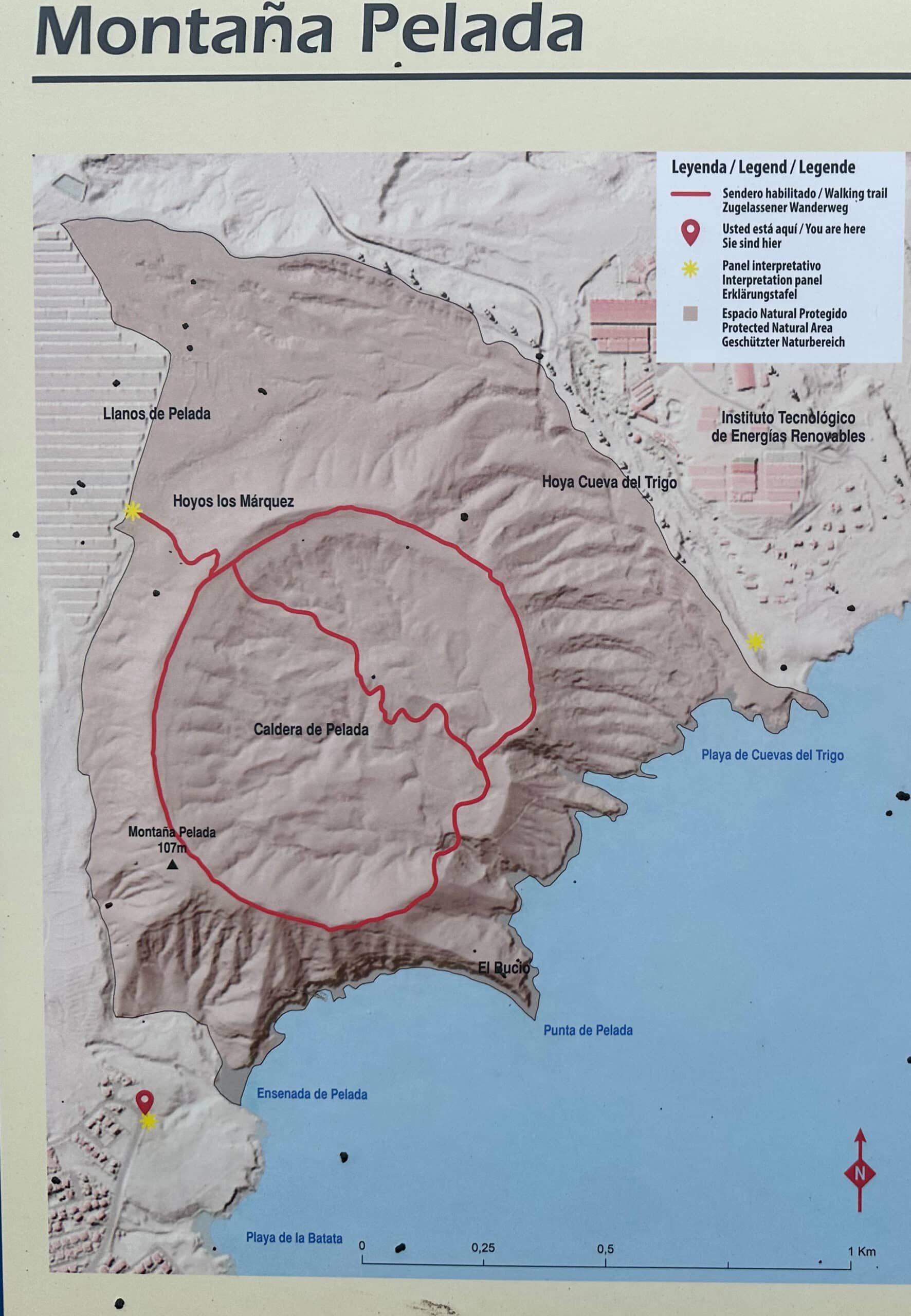 Panel informativo de la ruta de senderismo de Montaña Pelada con ruta de senderismo y travesía del cráter