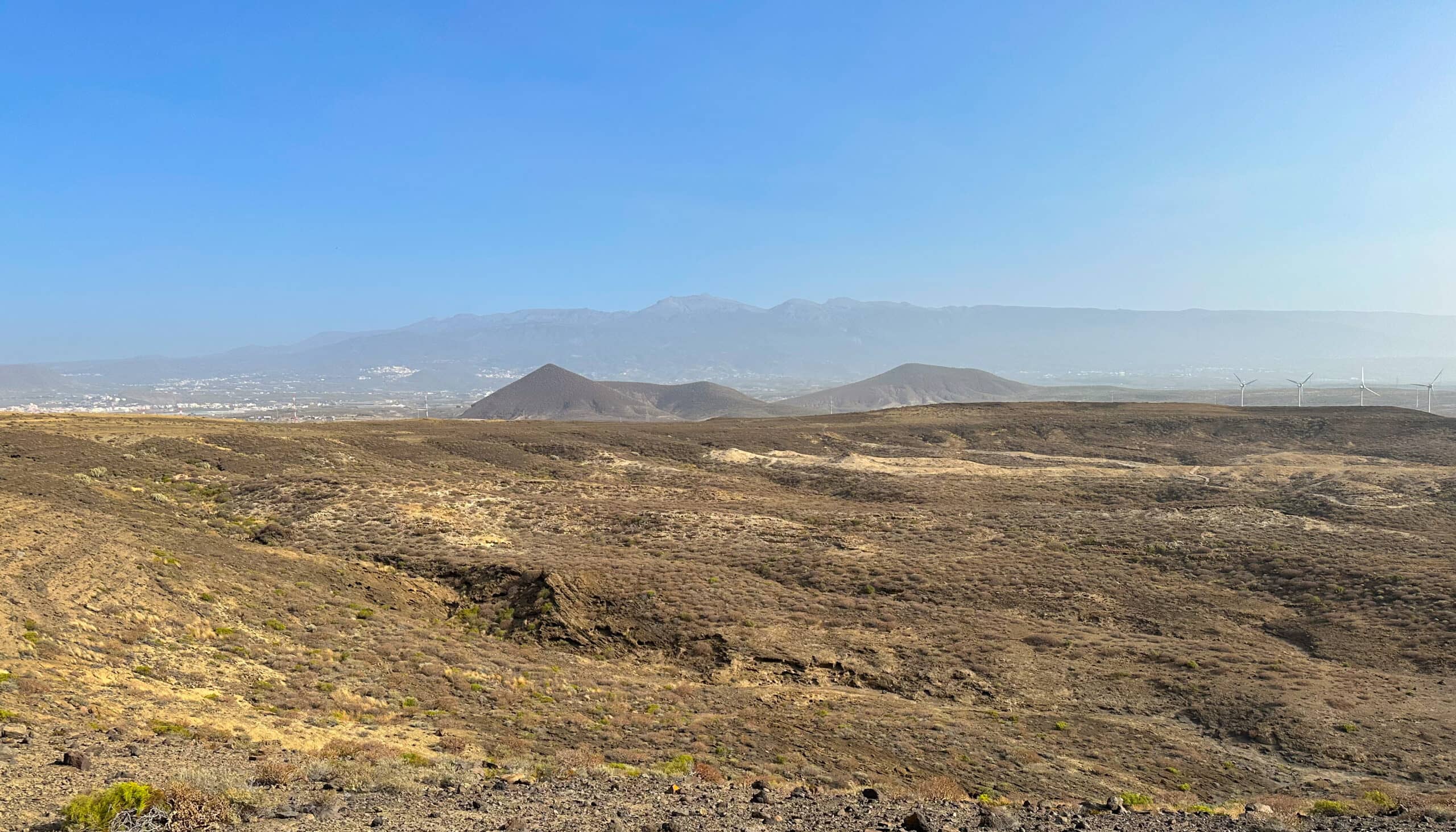 Vista desde el borde del cráter hacia el Teide y las Cañadas