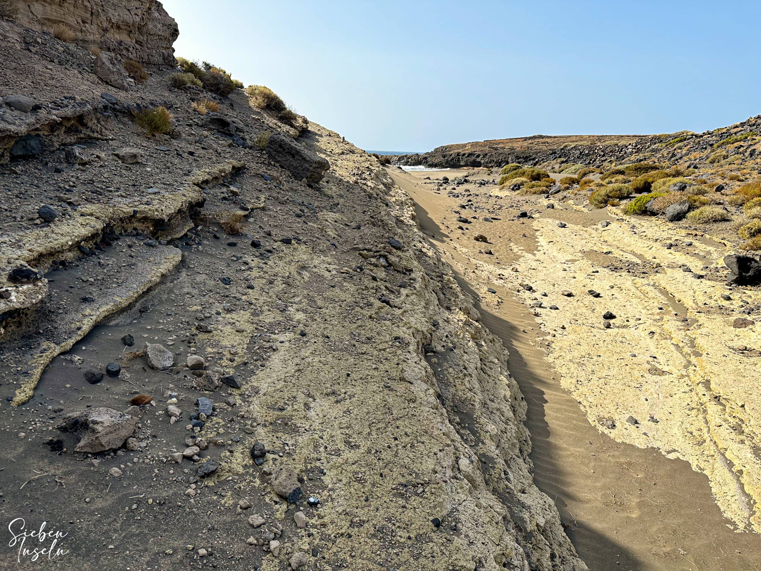 Weg zum Strand am Fuße der Montaña Pelada