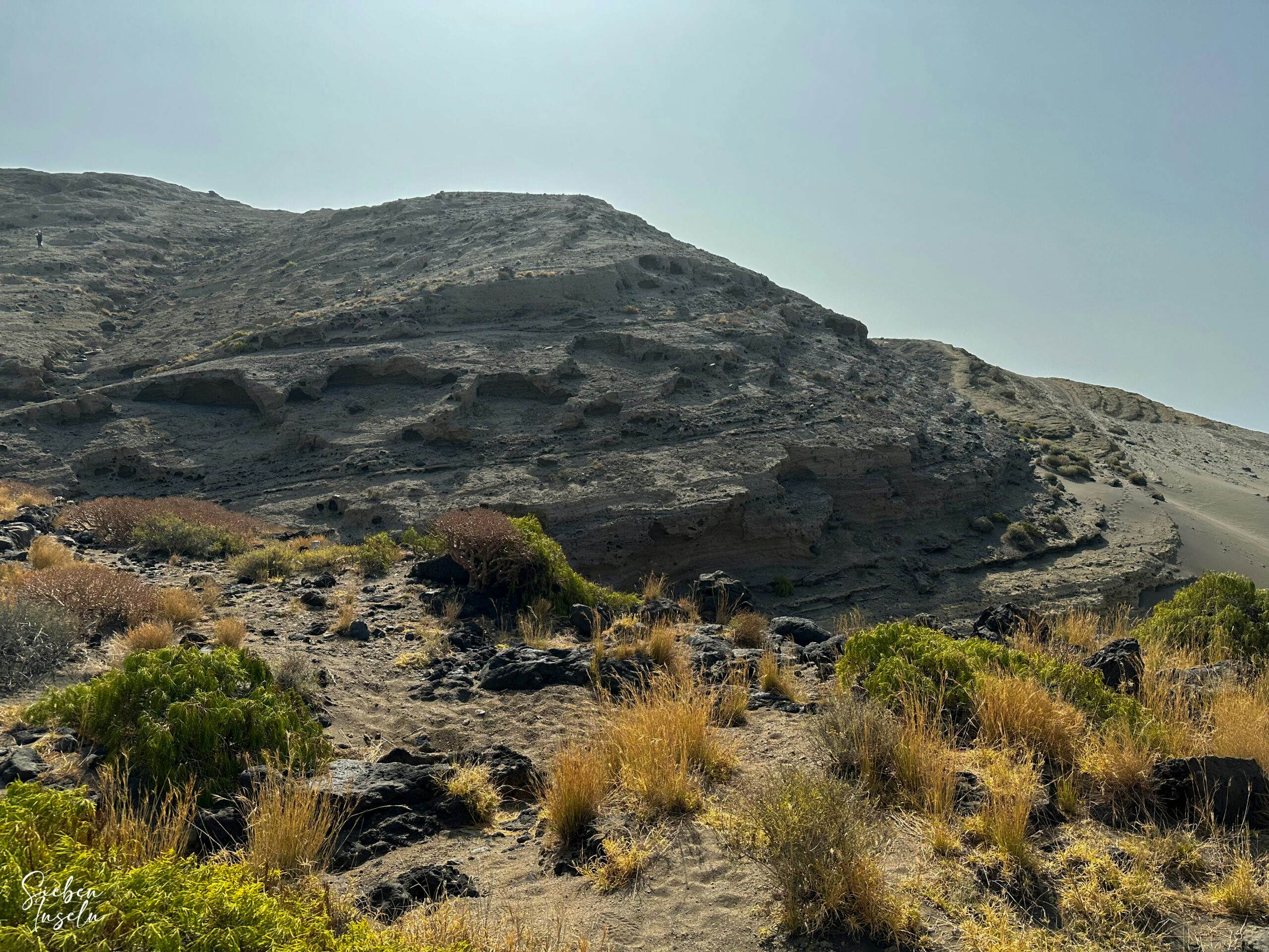 View of the Montaña Pelada ascent path (way back)