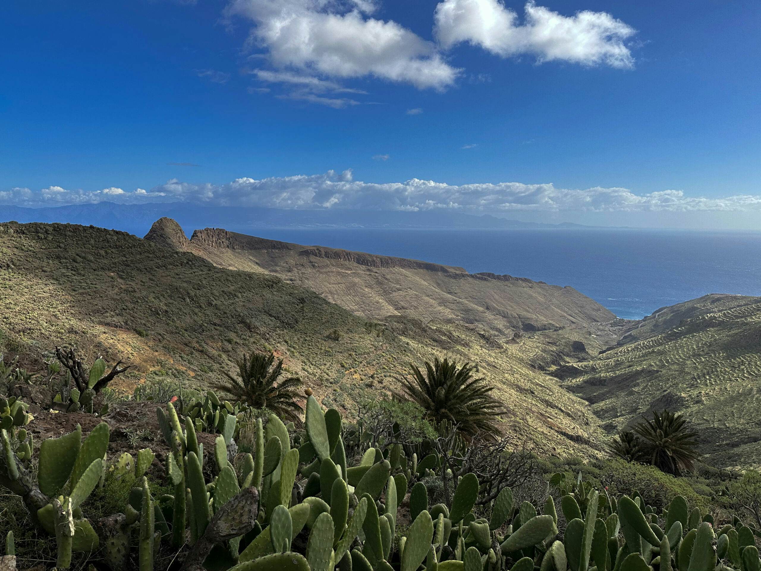 Vista desde el sendero de la cresta sobre Tenerife y bajando por los barrancos hasta el Océano Atlántico