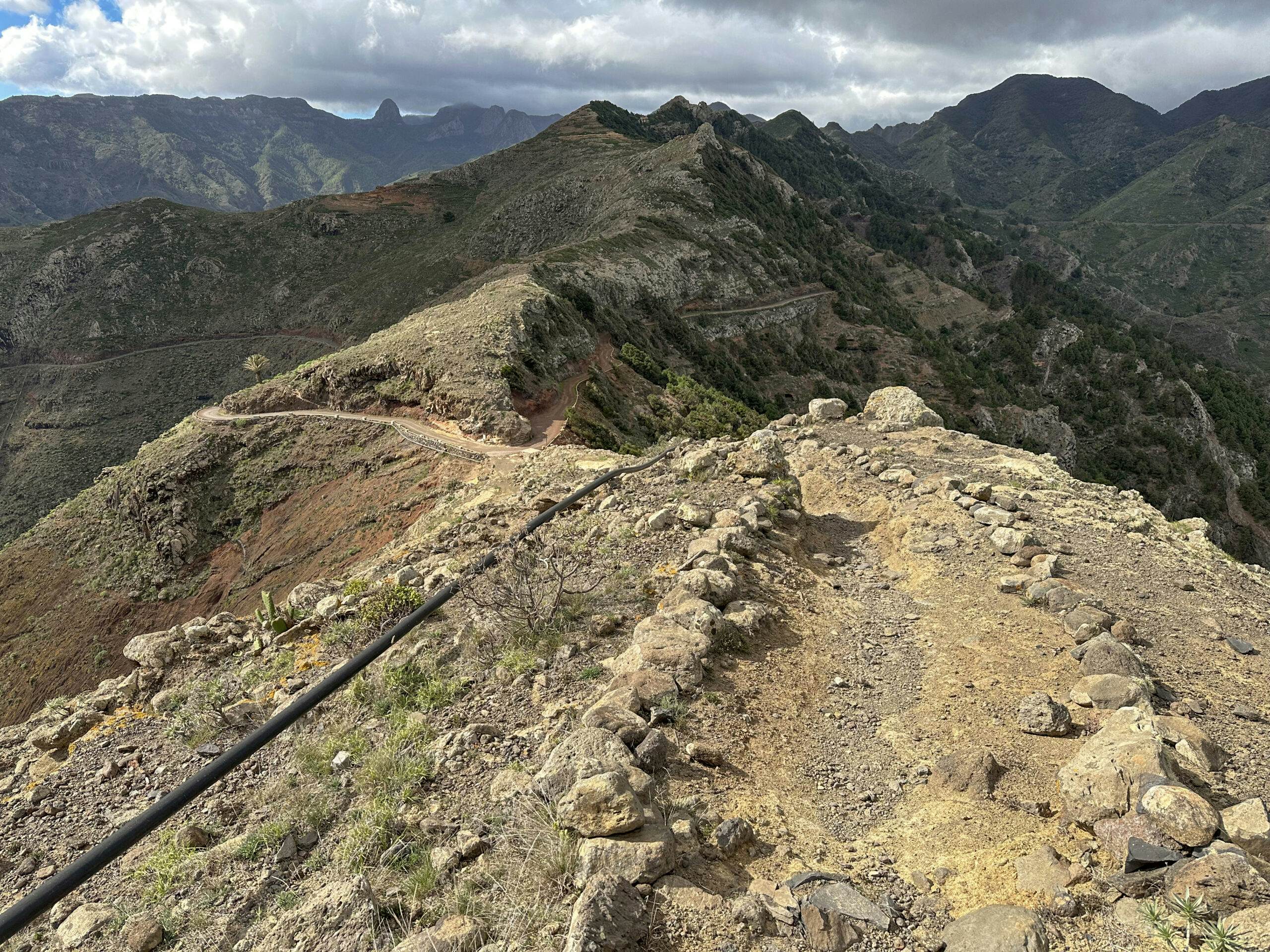 Vista desde el punto más alto del sendero de cresta en el descenso hacia el Parque Natural Majona