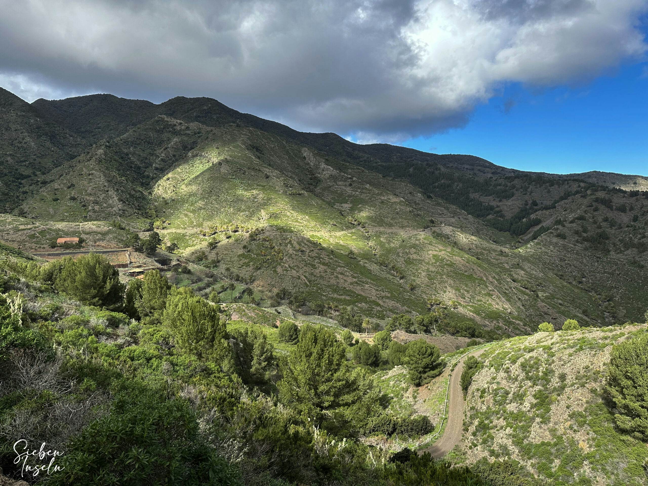 Vista del caserío de Enchereda desde el sendero de descenso