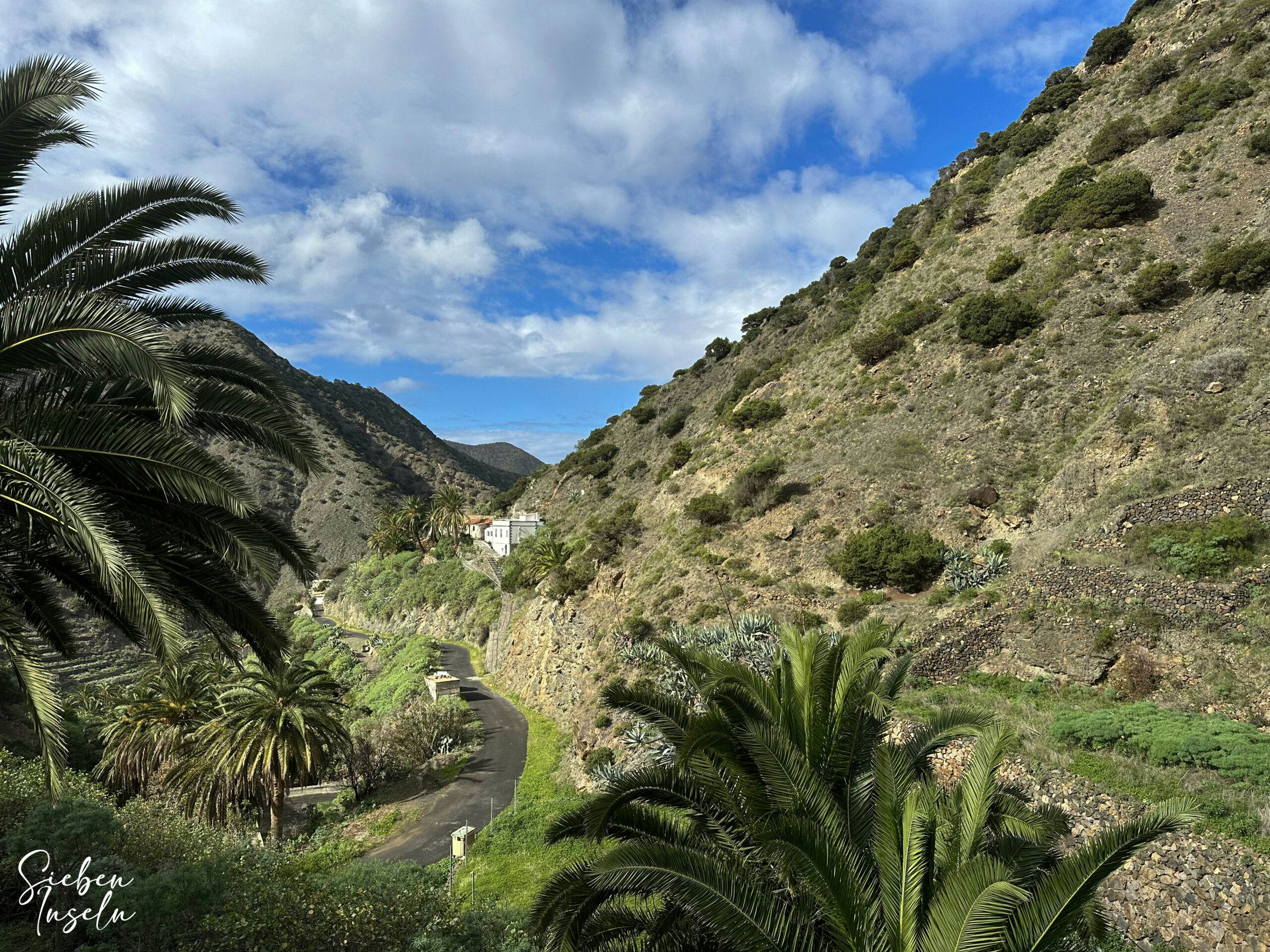 Hiking trail down to the Barranco de los Zarzales 