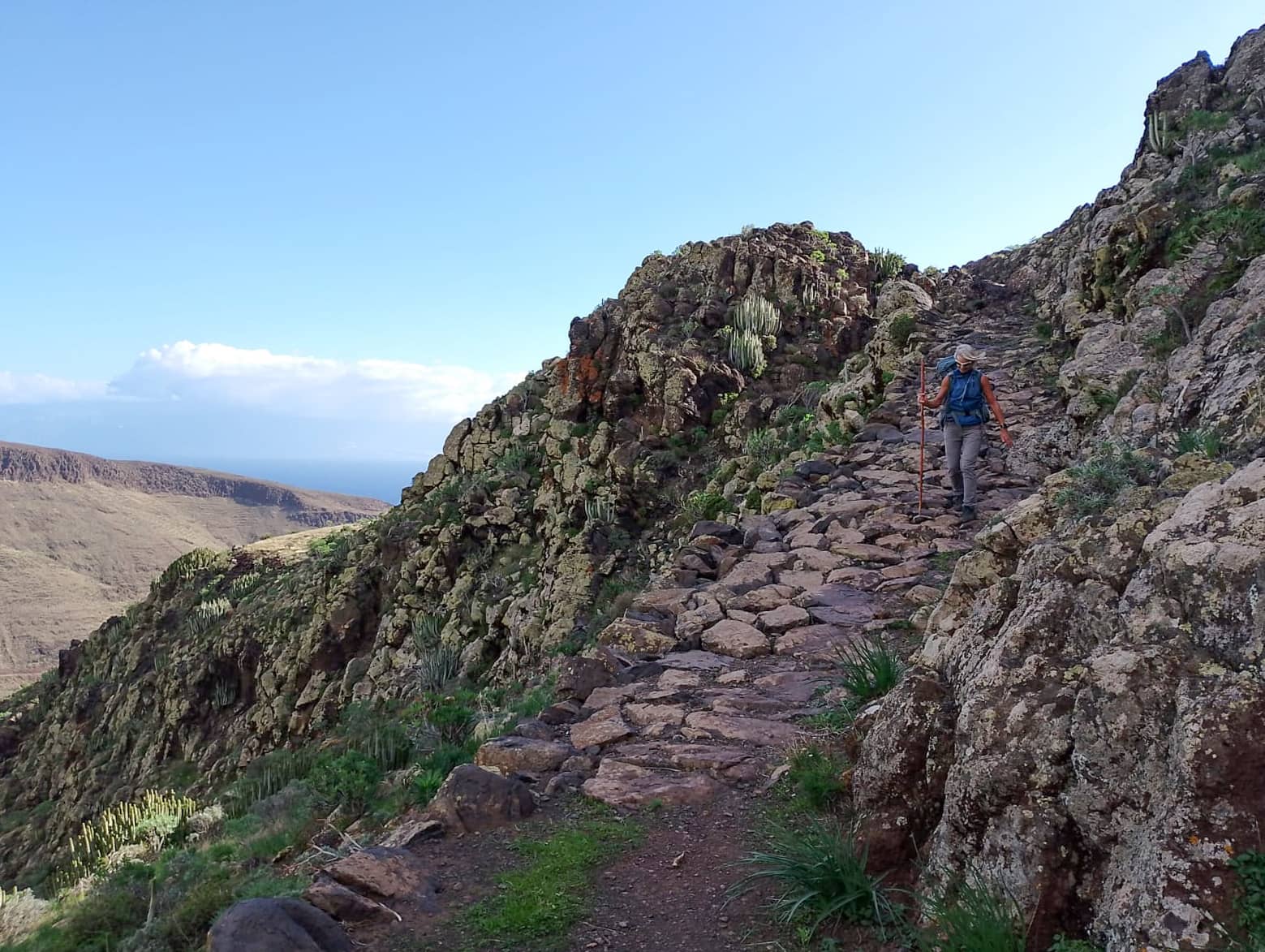 Gut gepflasterter Wanderweg am Grat entlang