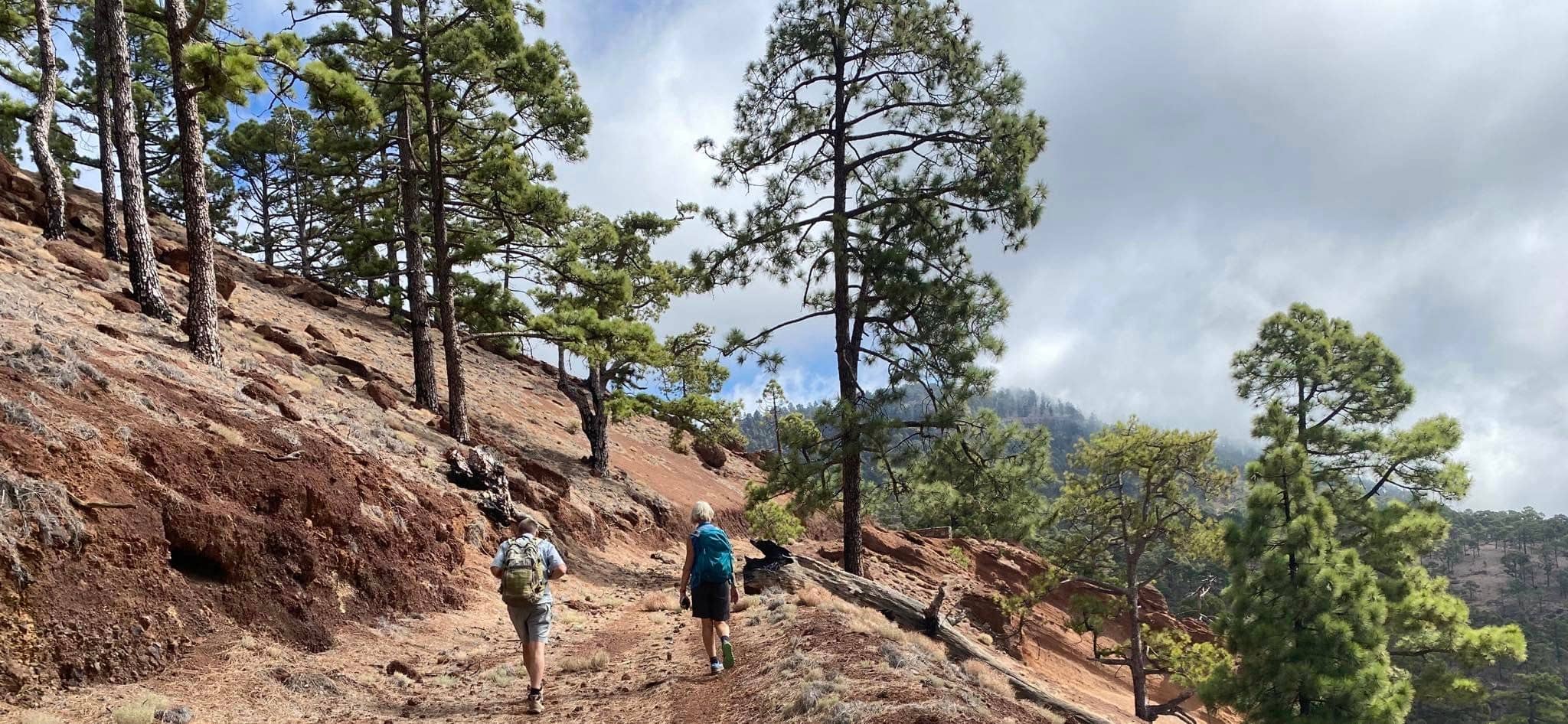 Hikers high above the Casa de Teresme on the hiking trail towards Las Lajas