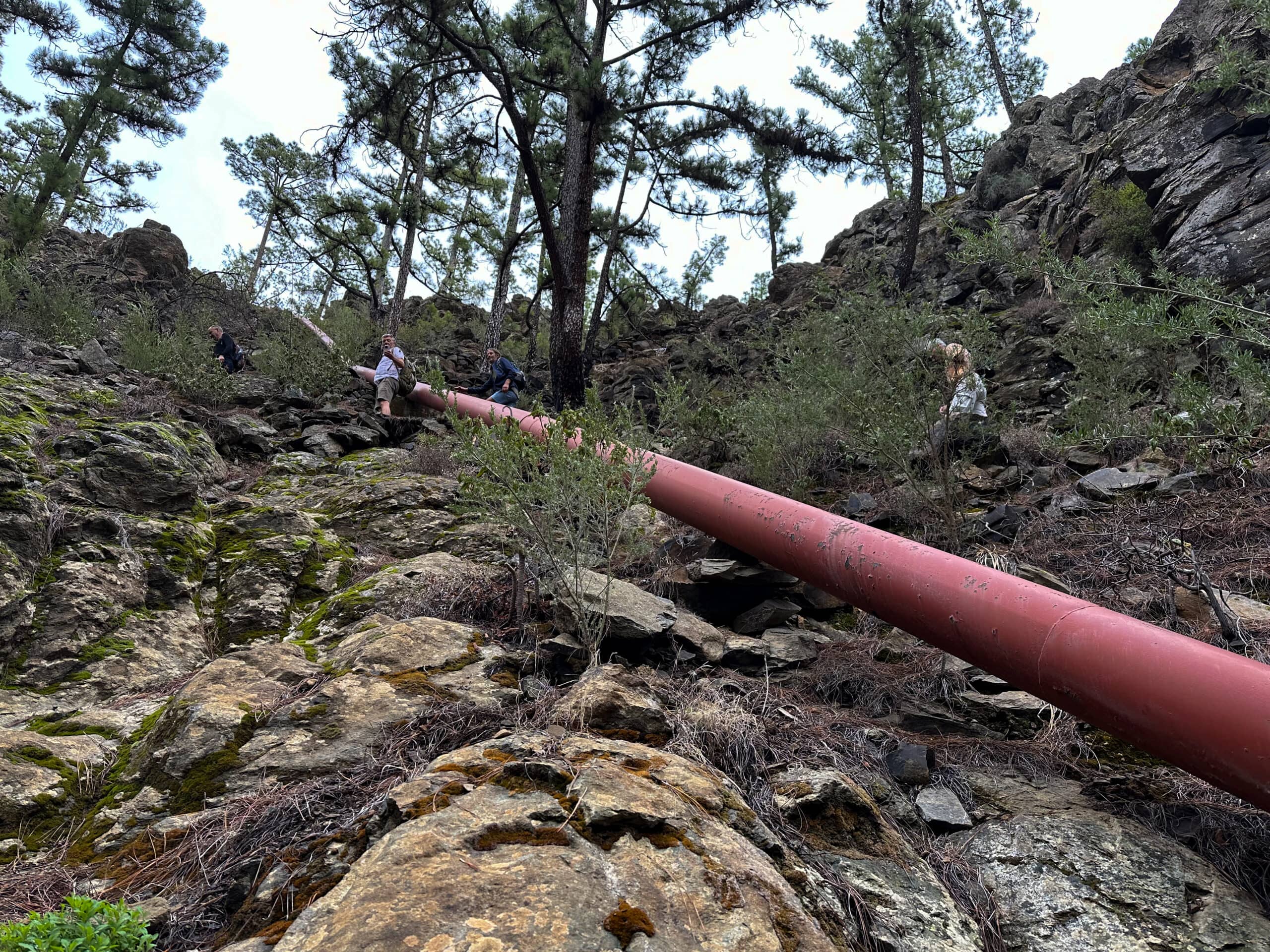 Senda serpenteante por la ladera detrás de la Galería