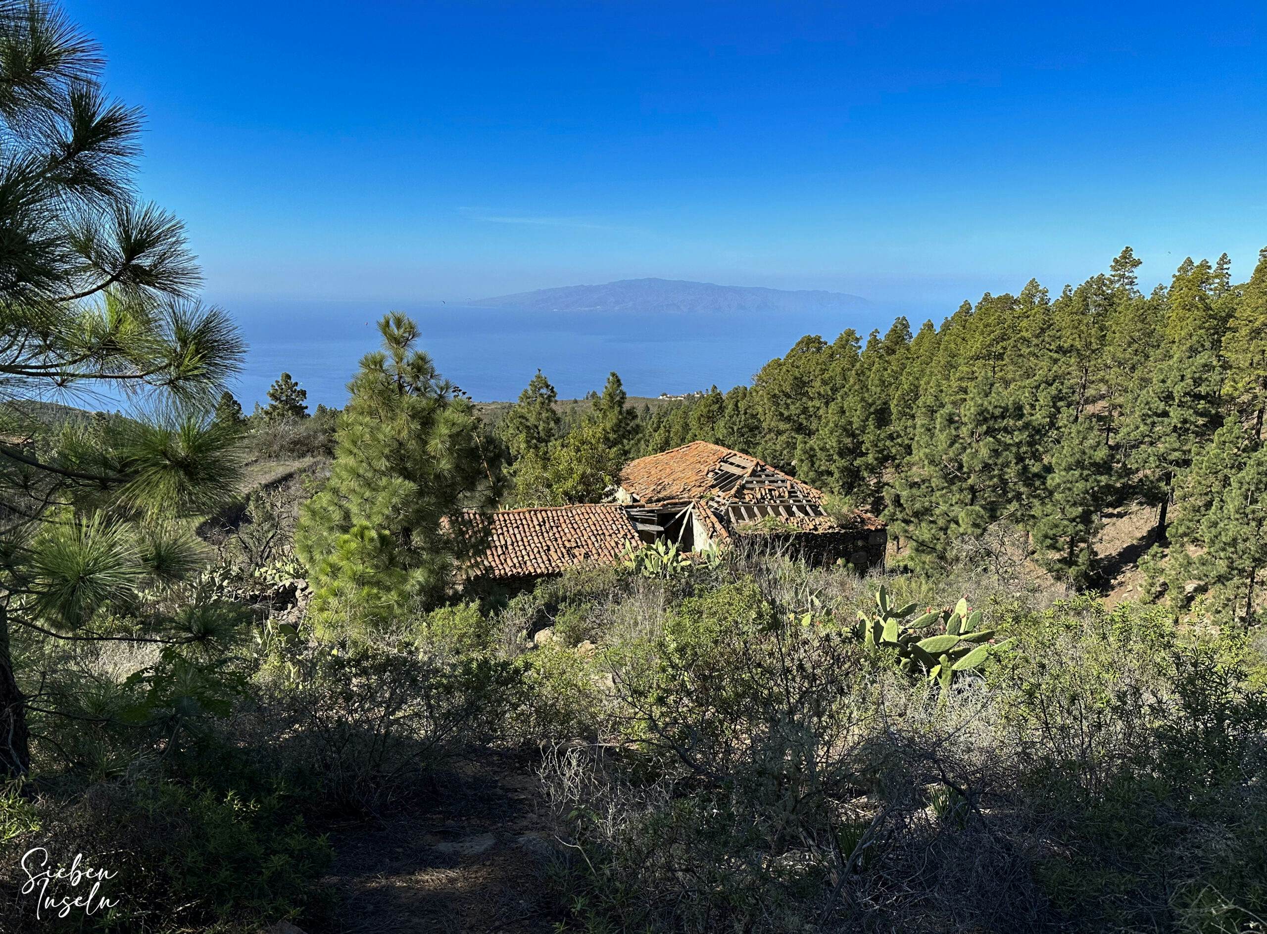 Casas del Aserradero con la vecina isla de La Gomera al fondo