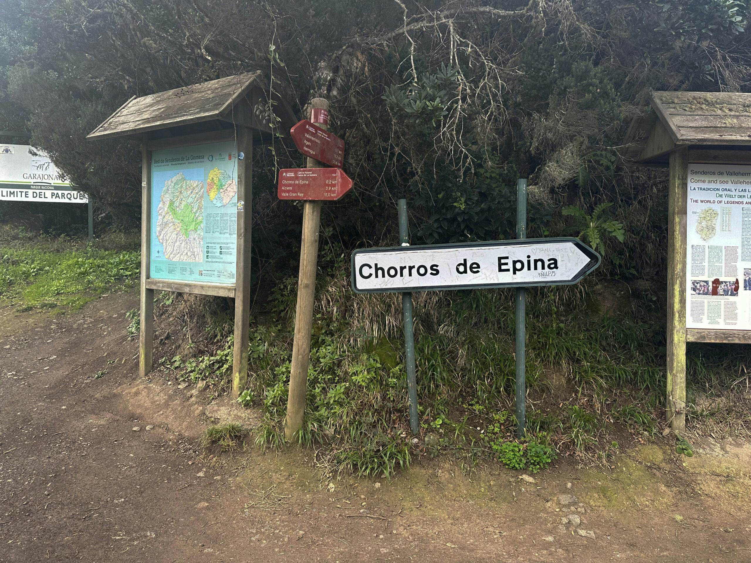 Hiking trail crossing at the GR-132 - Chorros de Epina