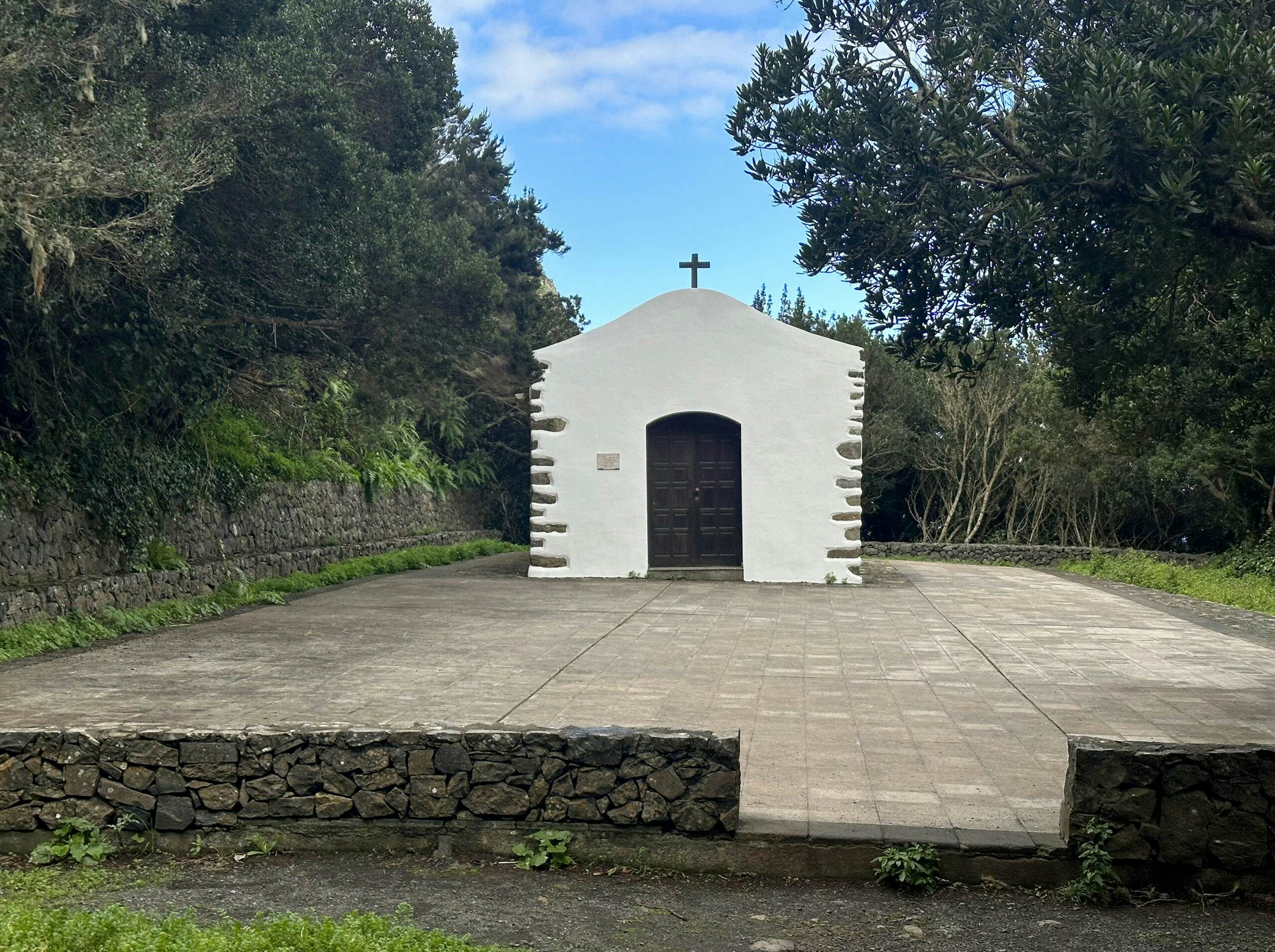 Kleine Kapelle hoch über Epina am Wegesrand