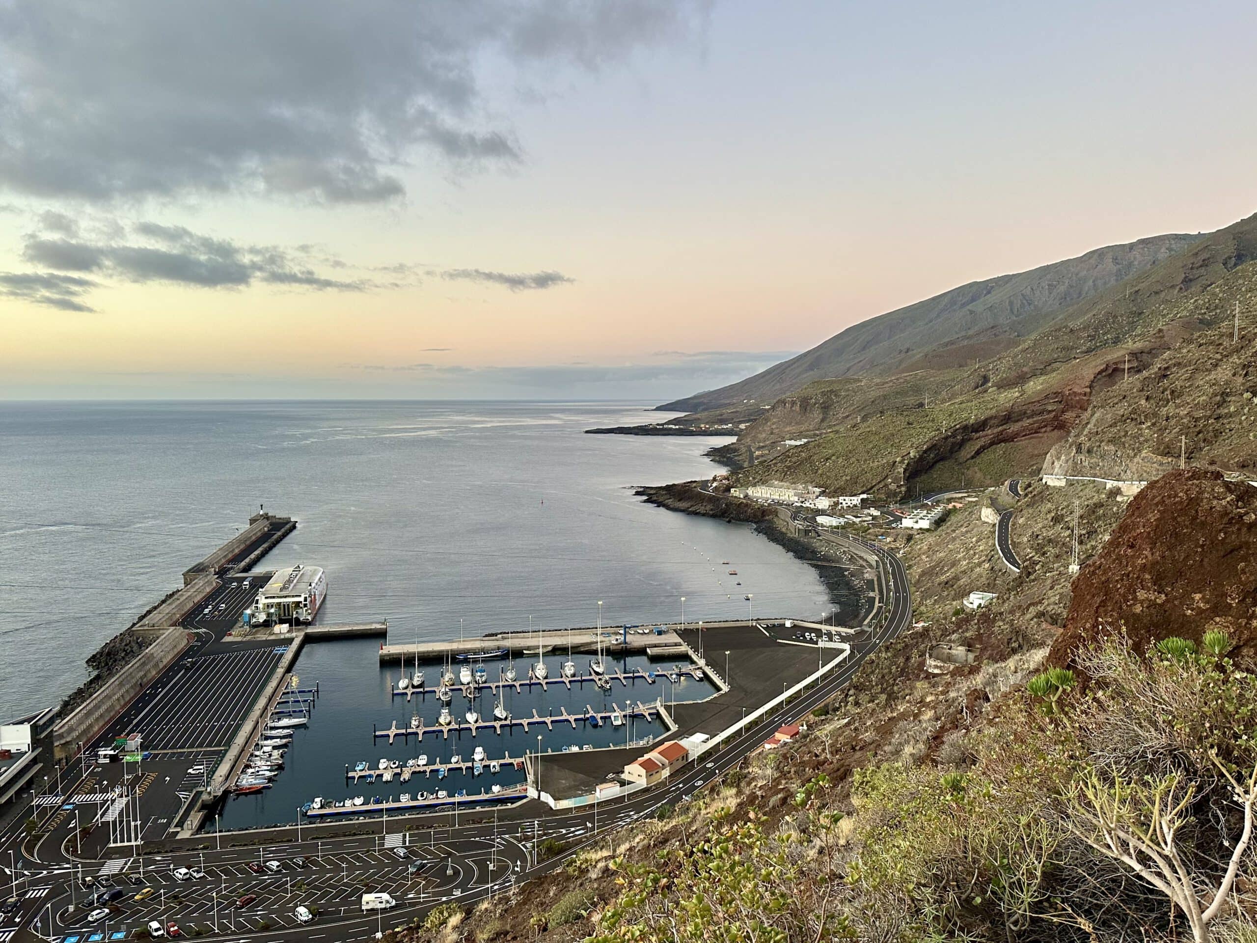 Blick vom Aufstiegsweg zurück auf den Hafen Puerto de la Estaca