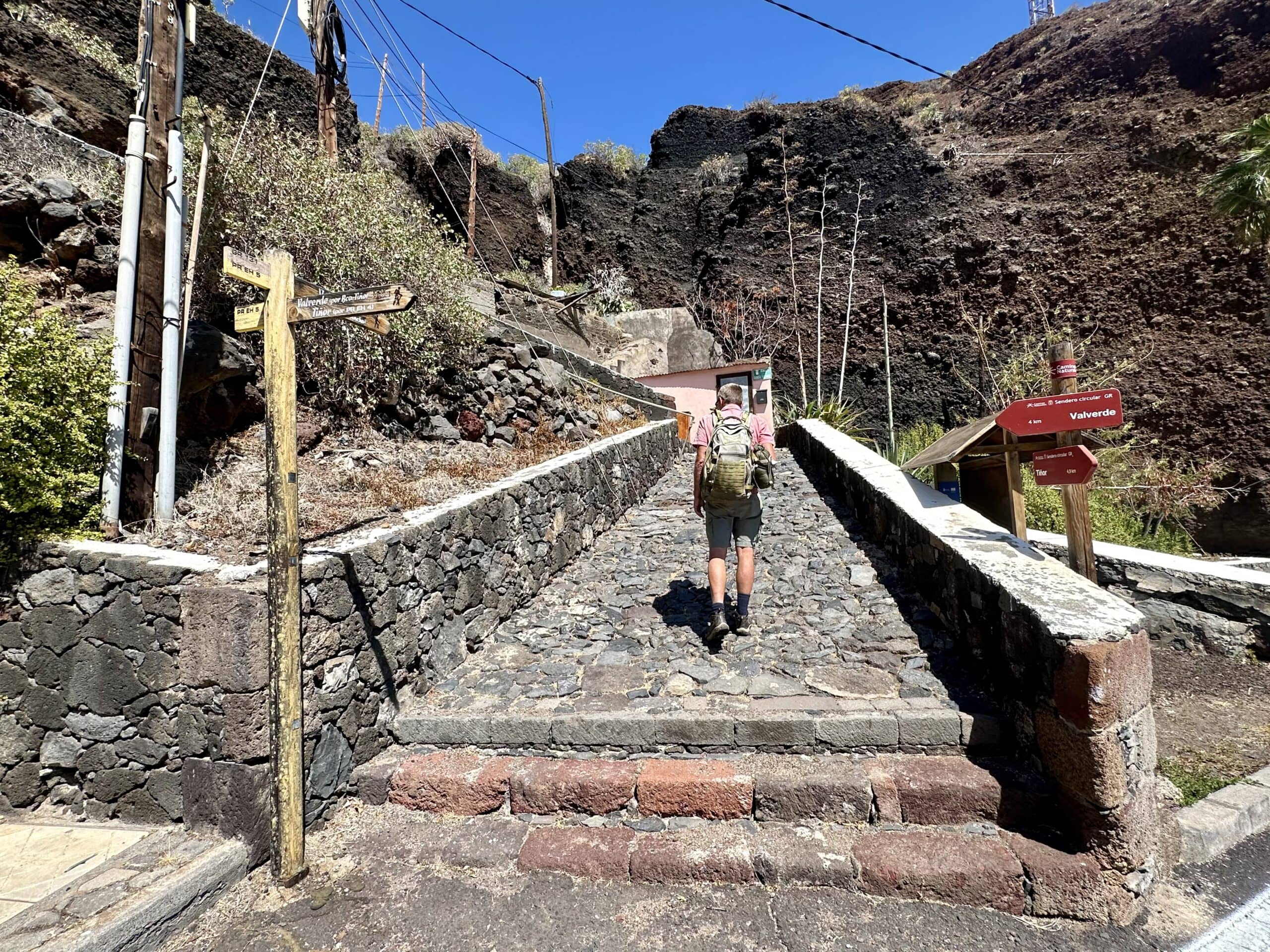 Wanderer auf dem Wanderweg GR-131 Camino de la Virgen in Puerto de la Estaca