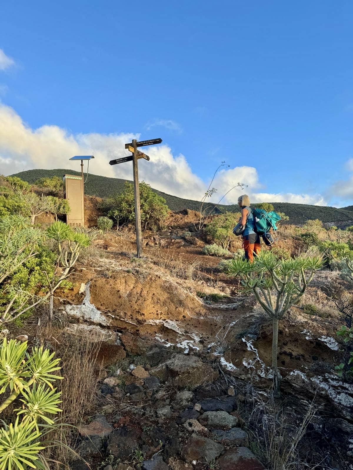 Wanderkreuzung auf dem Aufstiegsweg von Puerto de la Estaca nach Valverde