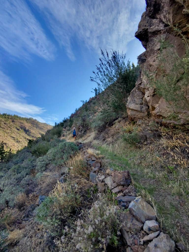 Wanderin auf den Abstiegsweg in den Barranco Tamuja