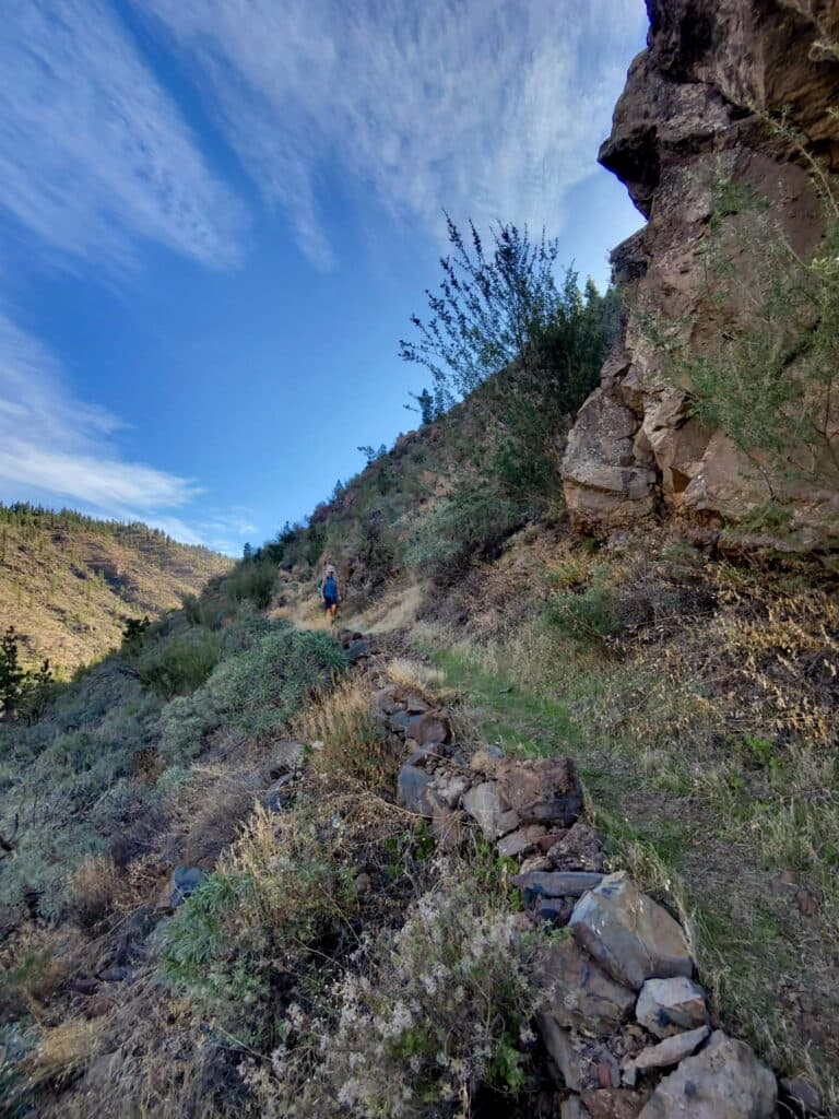 Wanderin auf den Abstiegsweg in den Barranco Tamuja