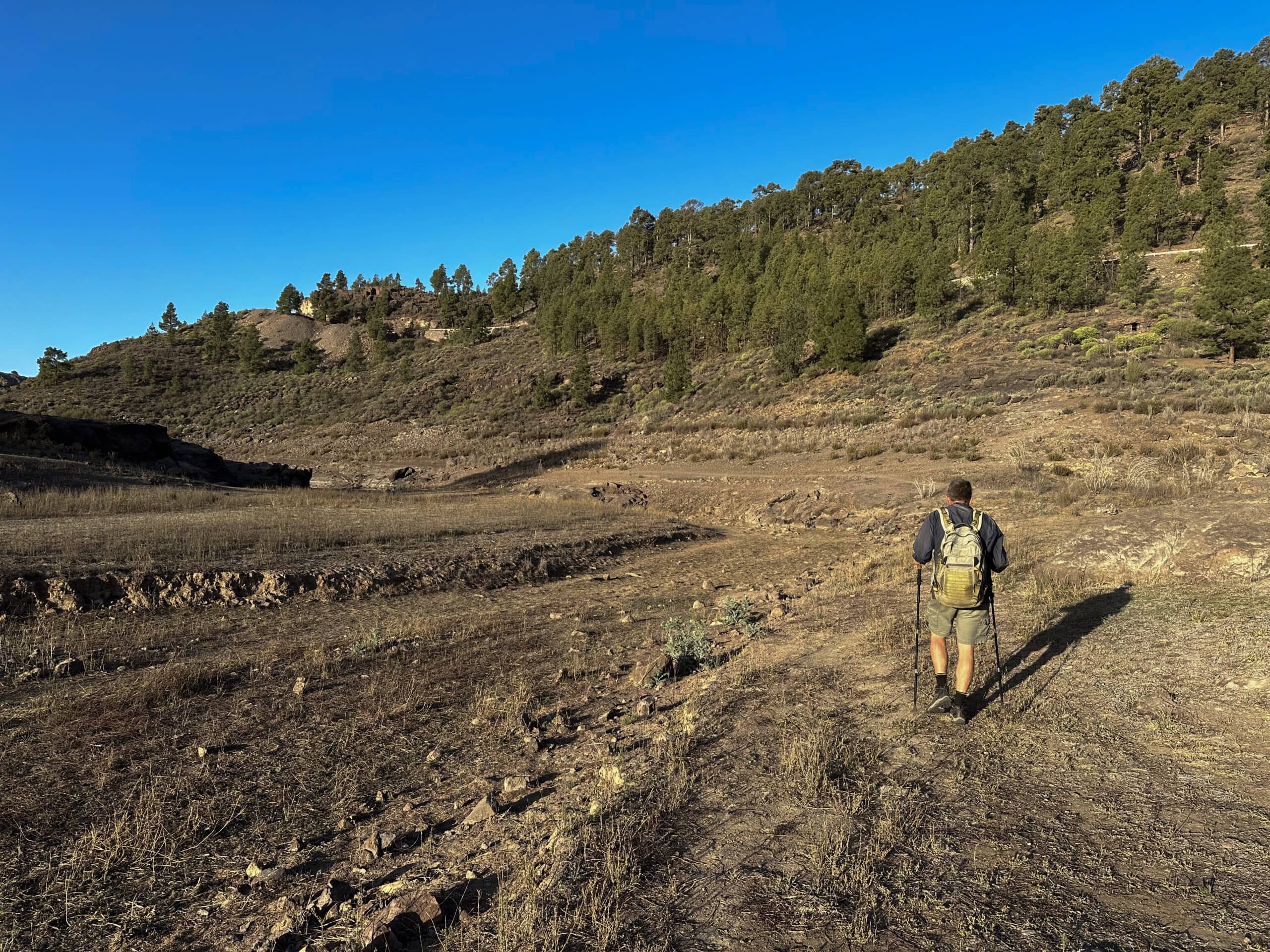 Wanderer am Presa de Las Niñas - hier in der Nähe floss früher Wasser - jetzt wanderst du im Trockenen (Stand Februar 2024)