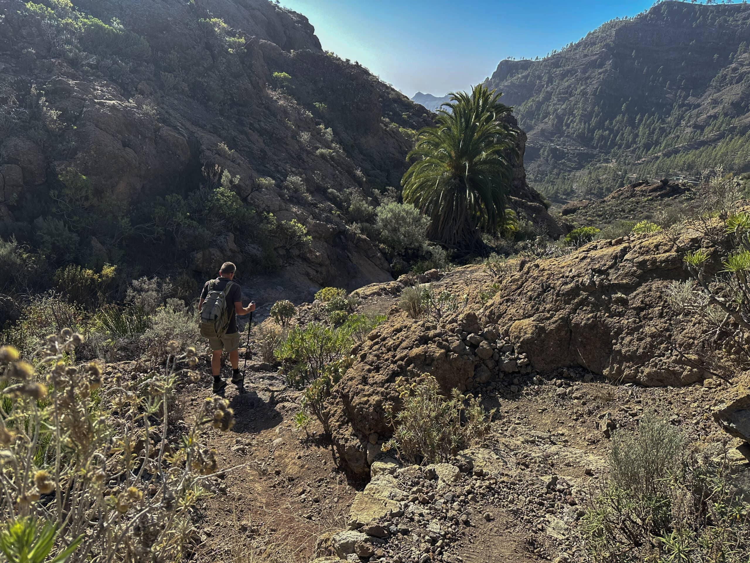 Wanderer auf dem Abstiegsweg Richtung Barranquillo de Andrés