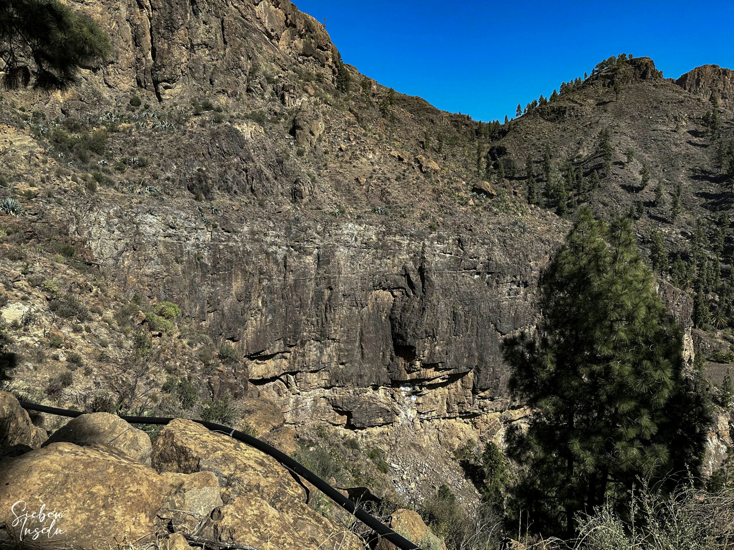 Poderosas paredes rocosas en la senda de ascenso a la Presa de Las Niñas por encima de Soria
