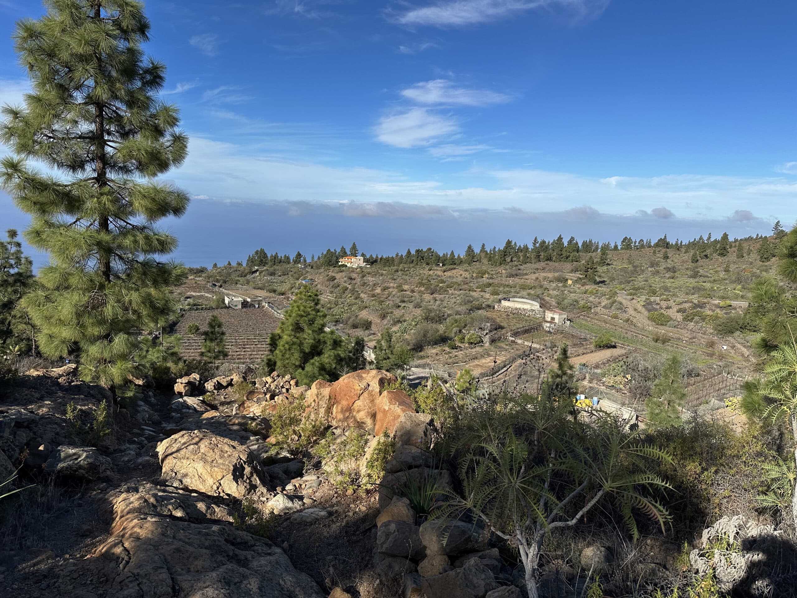 Blick vom Wanderweg hinab auf die Gegend um Chirche