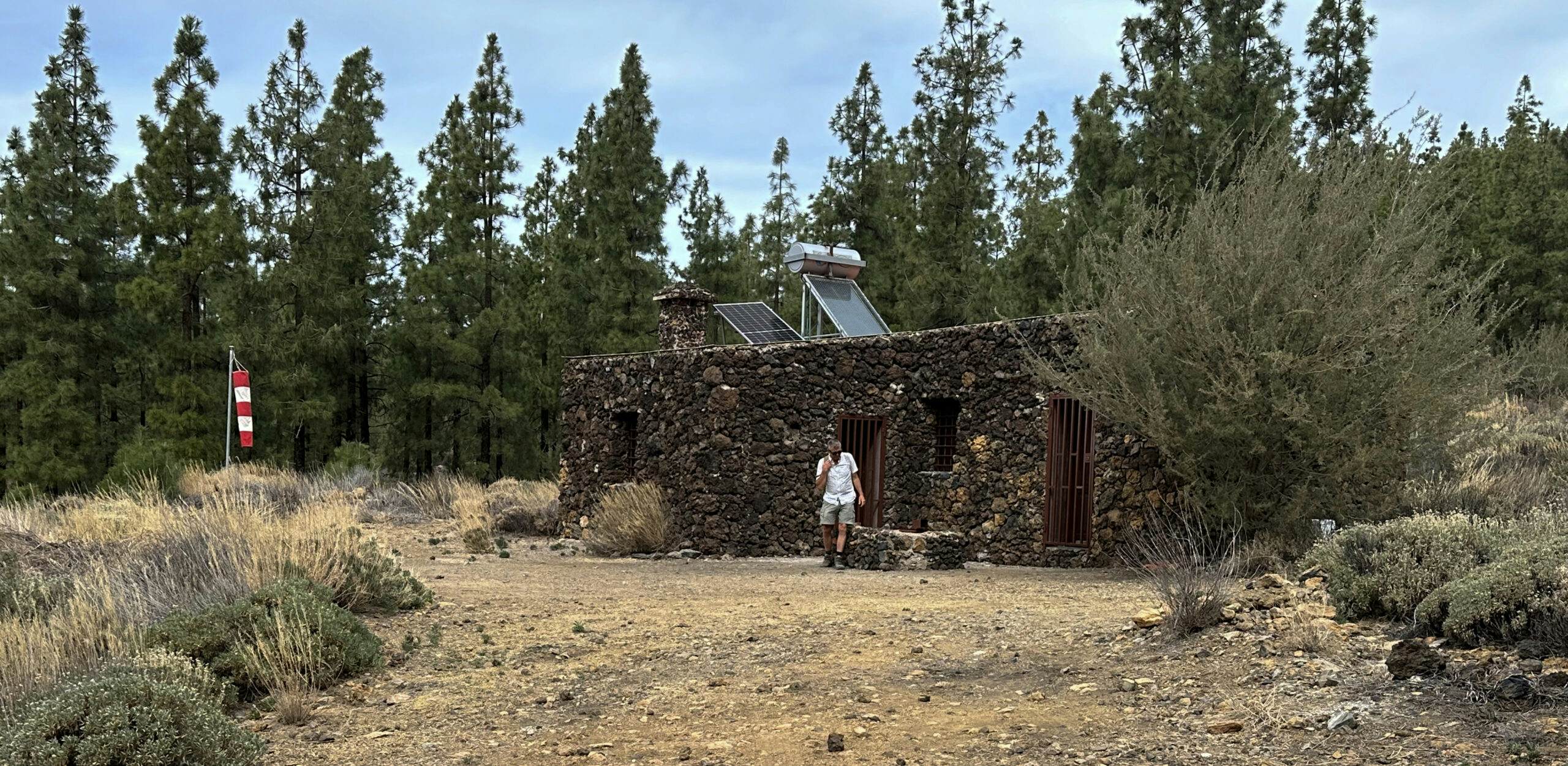 Hiker in front of the Refugio de Chasogo