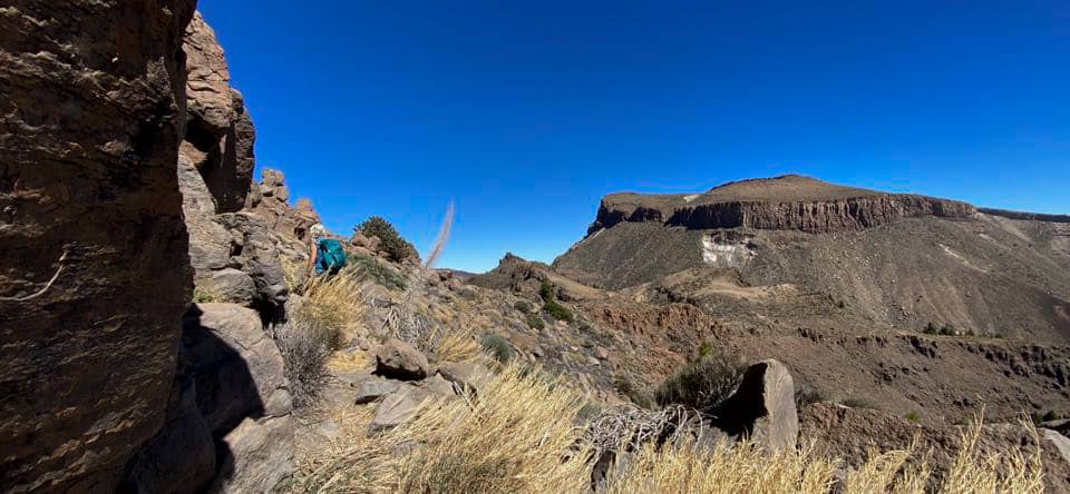 Wandern auf dem Gratweg der Cañadas - im Hintergrund der Guajara