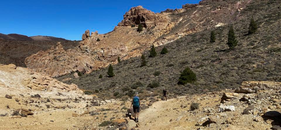 Wanderer auf dem Gratweg in den Cañadas