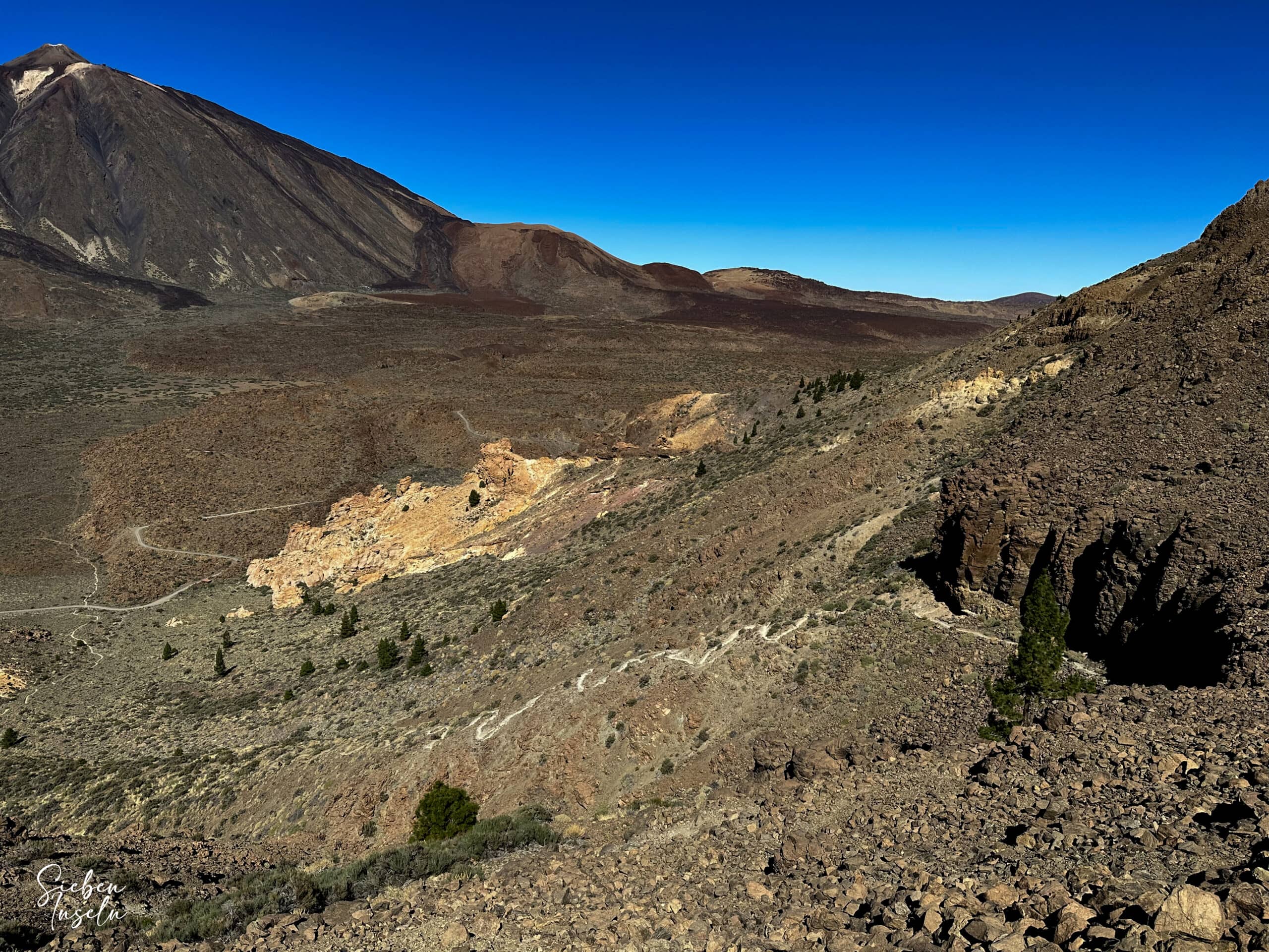 Blick vom Aufstiegsweg über die Caldera de las Cañadas zum Teide